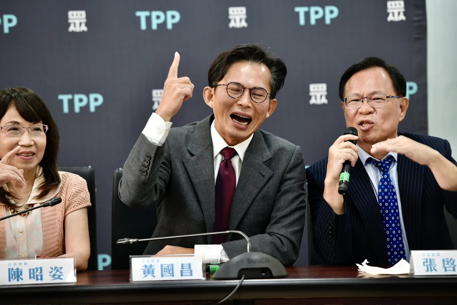 黃指出，當狗仔成為政客的親信，民主就不再是人民共同建構的制度，而只是一場仇恨驅動的權力選秀節目。（鏡報李智為）