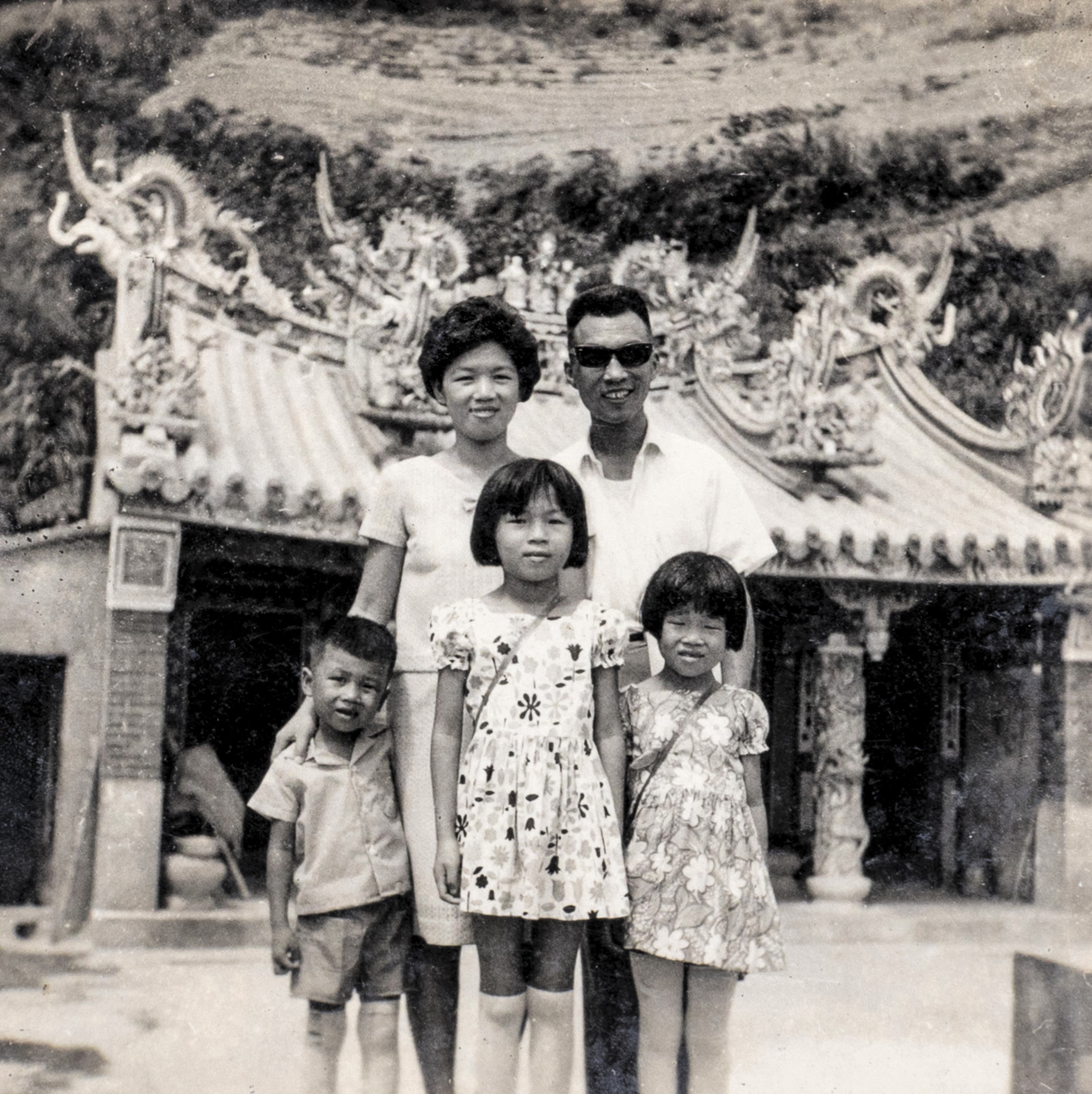 畢恆達父親是隨國民黨來台的流亡學生，來台後到宜蘭的國小教書，認識了當時是自己學生的妻子。前左為畢恆達。（畢恆達提供）