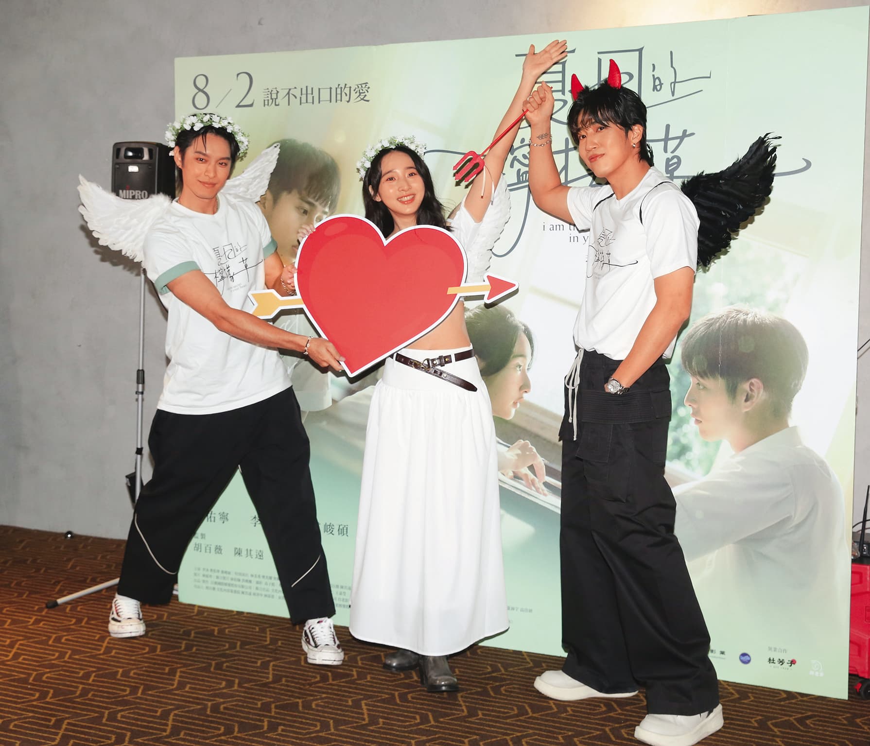 李沐（中）因和施柏宇拍電影《夏日的檸檬草》爆出緋聞，但相處2個月就試愛失敗。右為婁峻碩、左為曹佑寧。