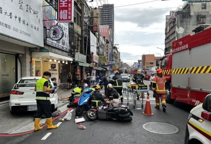 救護車與警消到場搶救。（翻攝畫面）