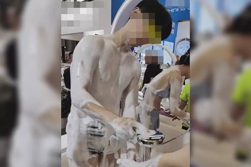 中國某賣場一組業務為了拚業績，不惜脫到只剩內衣褲當眾洗澡，只為展示衛浴設備性能以推銷產品。（翻攝自微博）