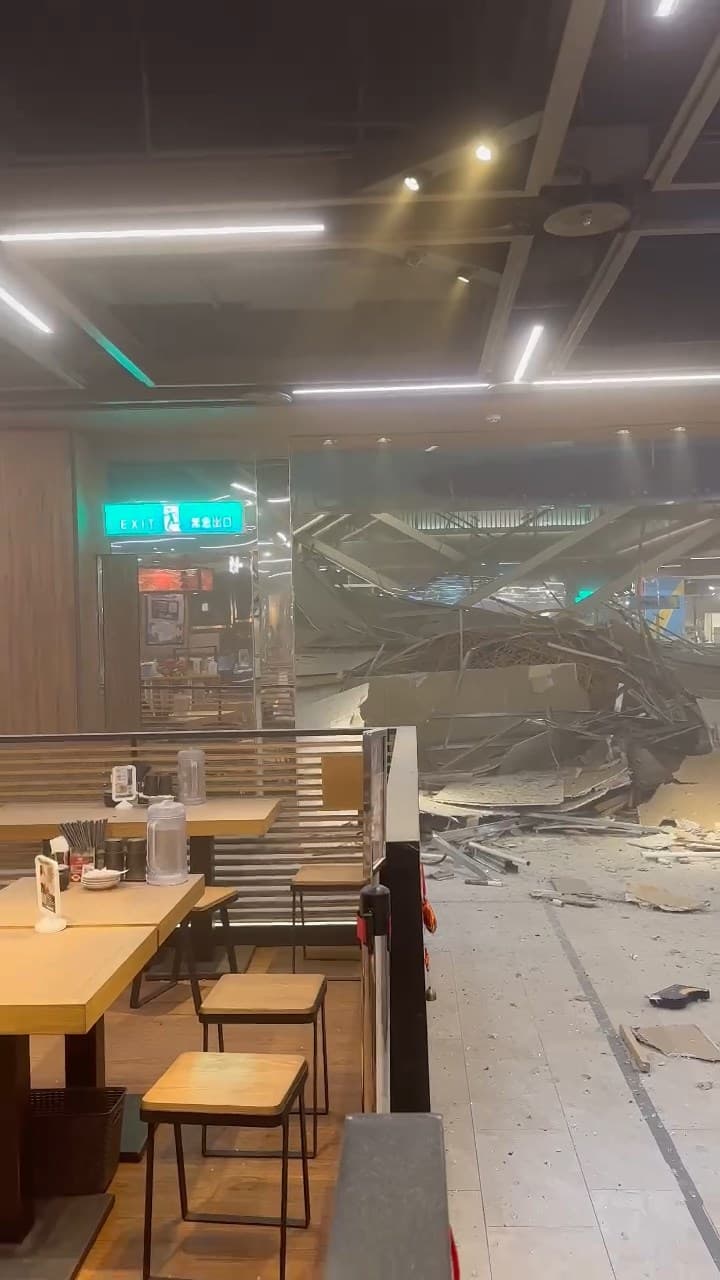 台中新光三越美食街發生氣爆，現場一片混亂。（民眾提供）