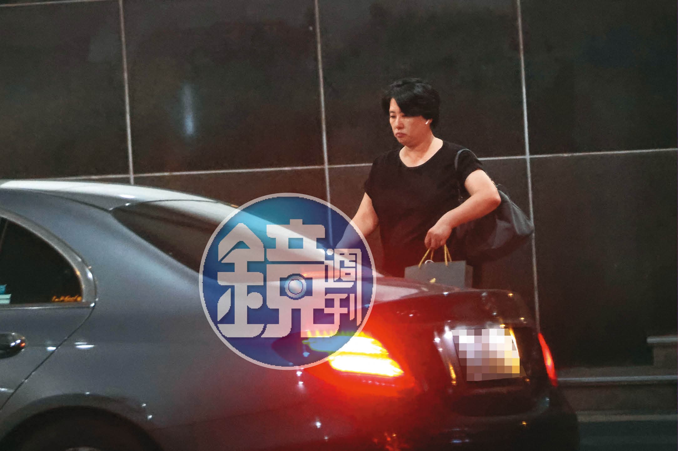 6月21日23：20，同輛賓士接完女兒又接老婆，江坤俊私下其實跟表面一樣相當重視家人。