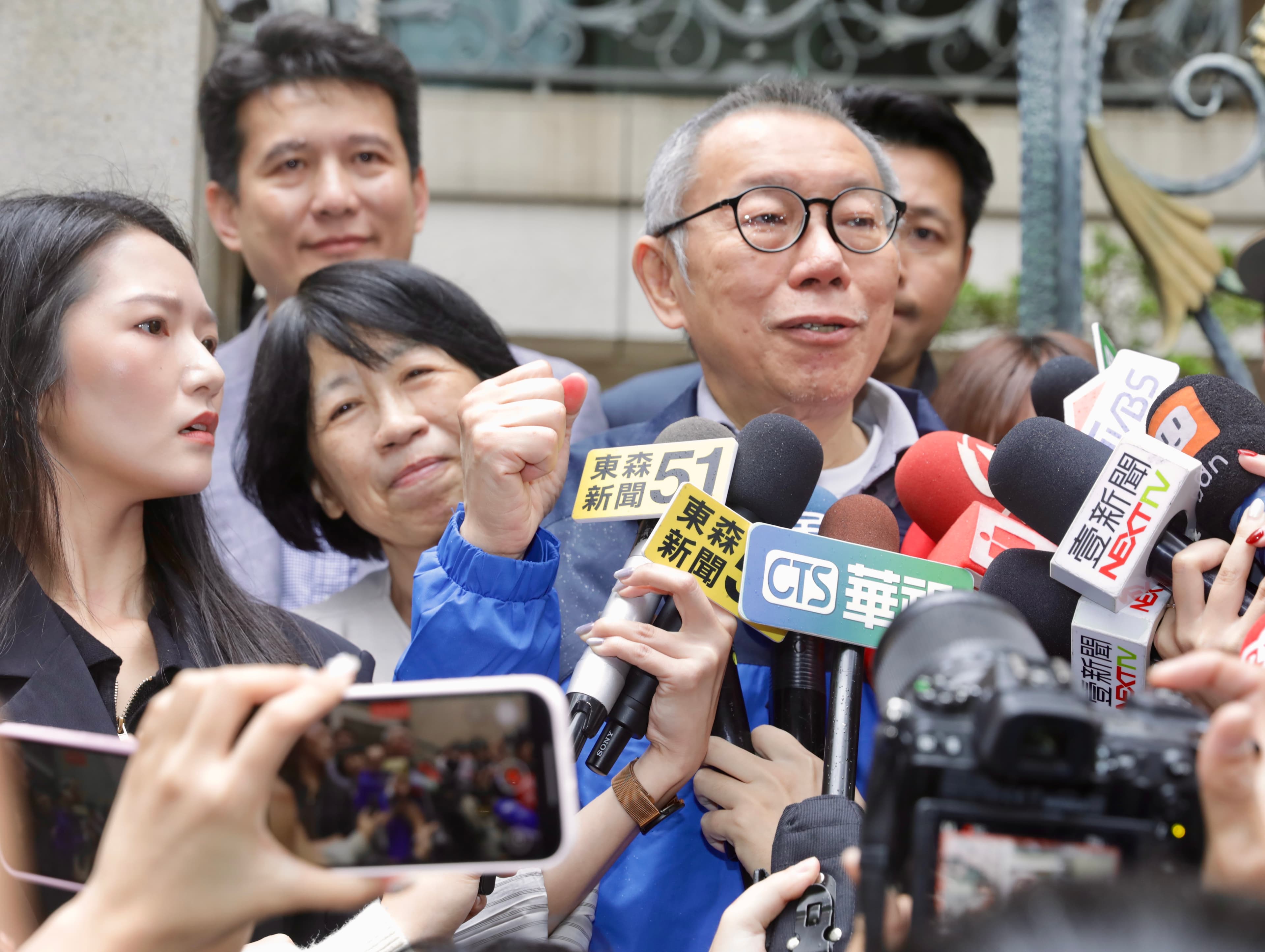 柯文哲今交保返家，妻子陳佩琪緊跟在旁。