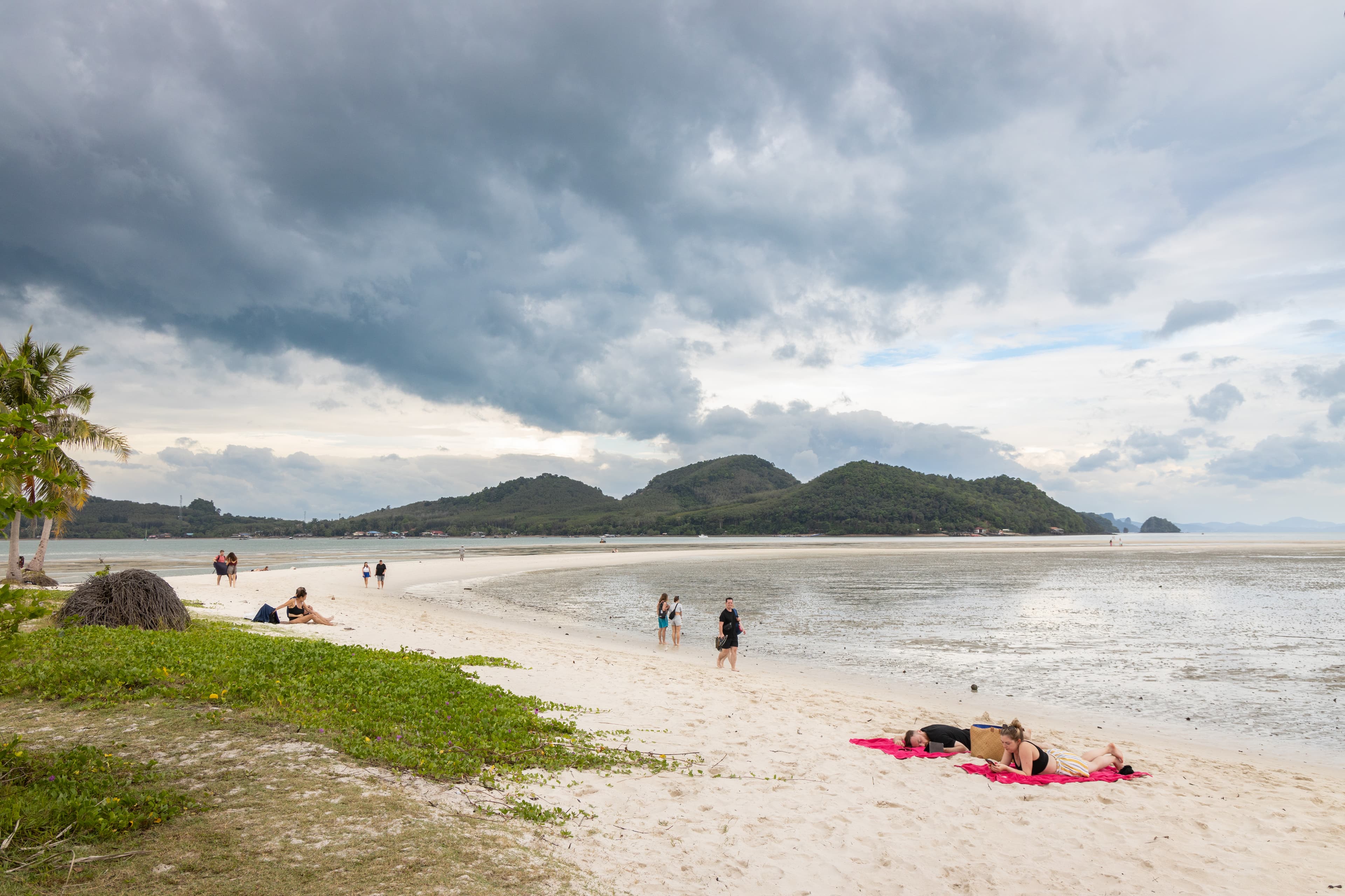 觀光客在旁邊就地日光浴。