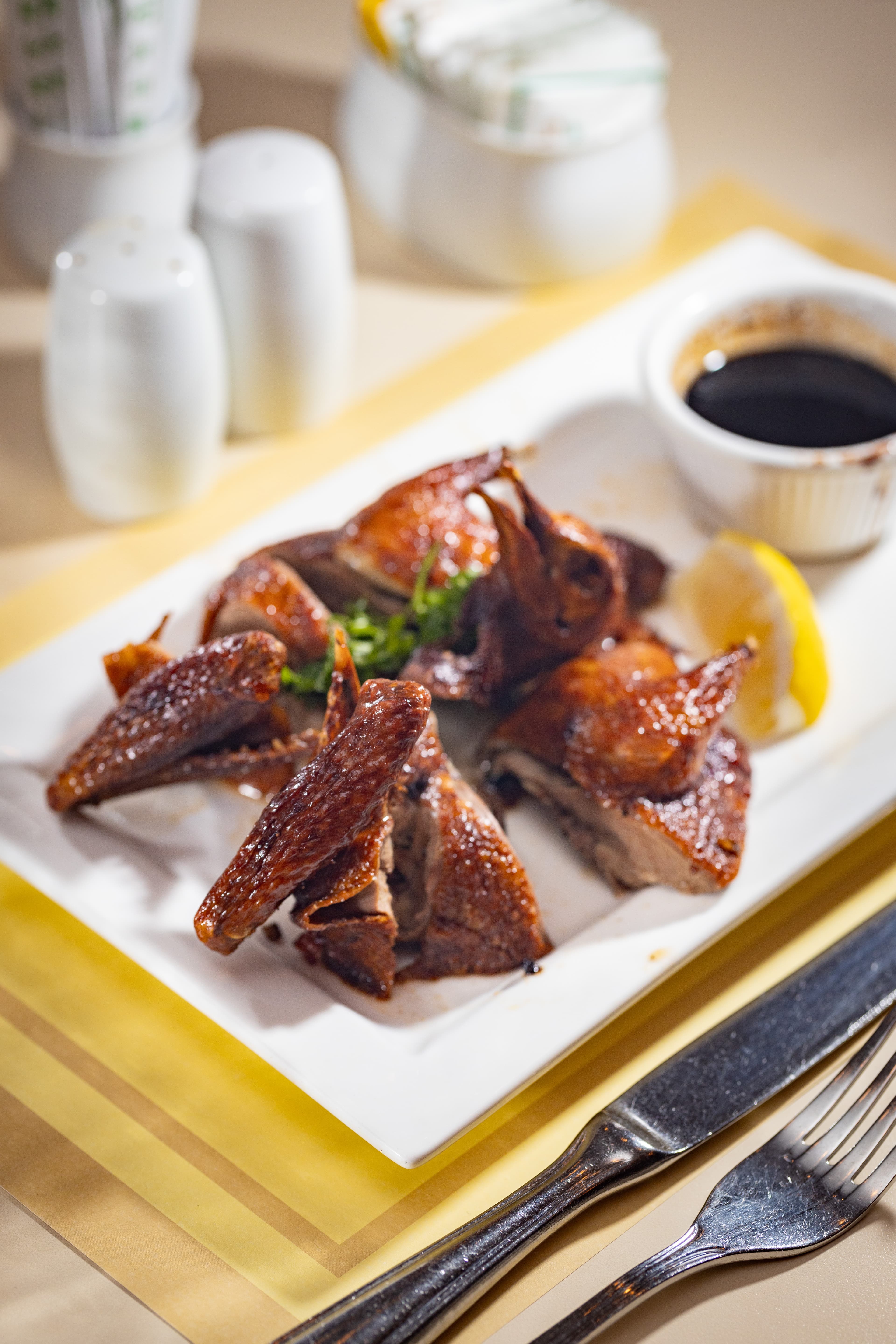 餐廳菜單上歷史最悠久的菜式「太平館燒乳鴿」，乳鴿比想像中大隻，另附上特製醬汁。（港幣168元／份，NT$690）