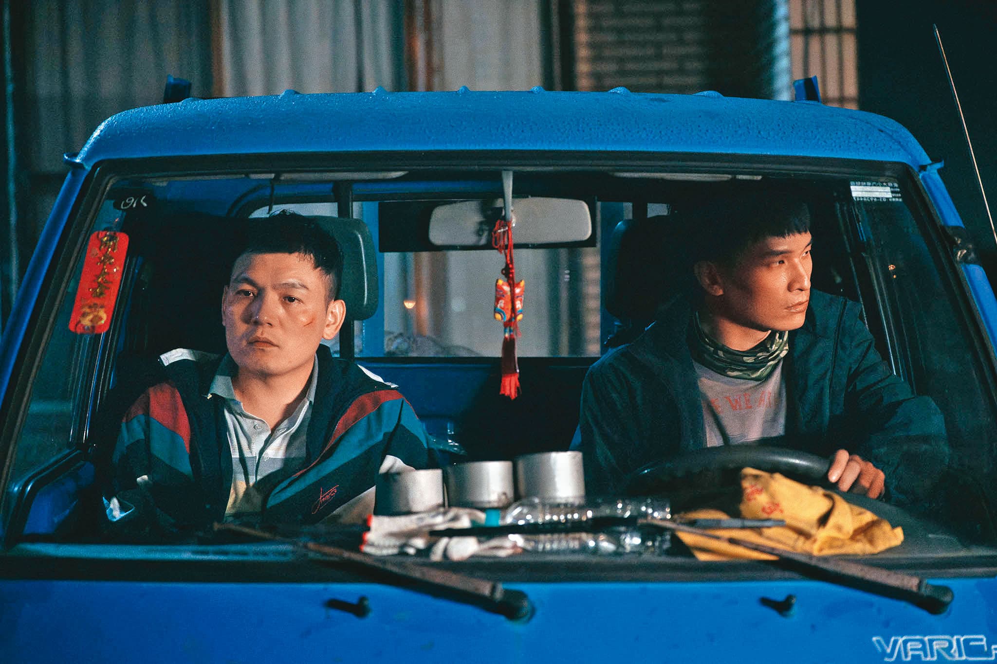 春風（左）和黃奇斌（右）飾演兄弟，2人同樣跨足音樂和戲劇的背景很合拍。（英傑哆影業提供）