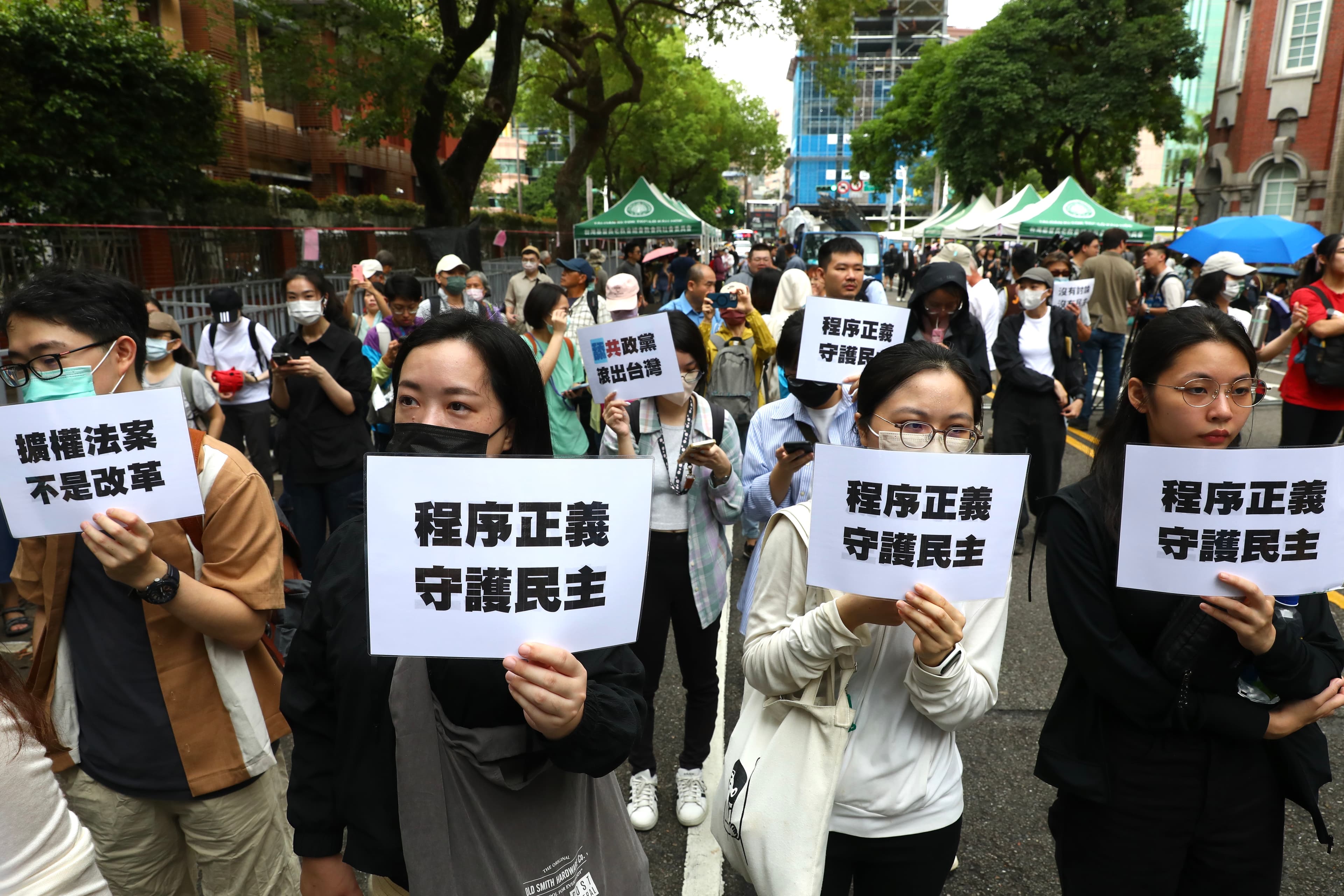 立法院17日在上百多名立委都沒人知道法案內容的情況下，藍白立委盲目舉手贊成，企圖闖關，今公民憤怒抗議，盼拿回程序正義，守護民主。