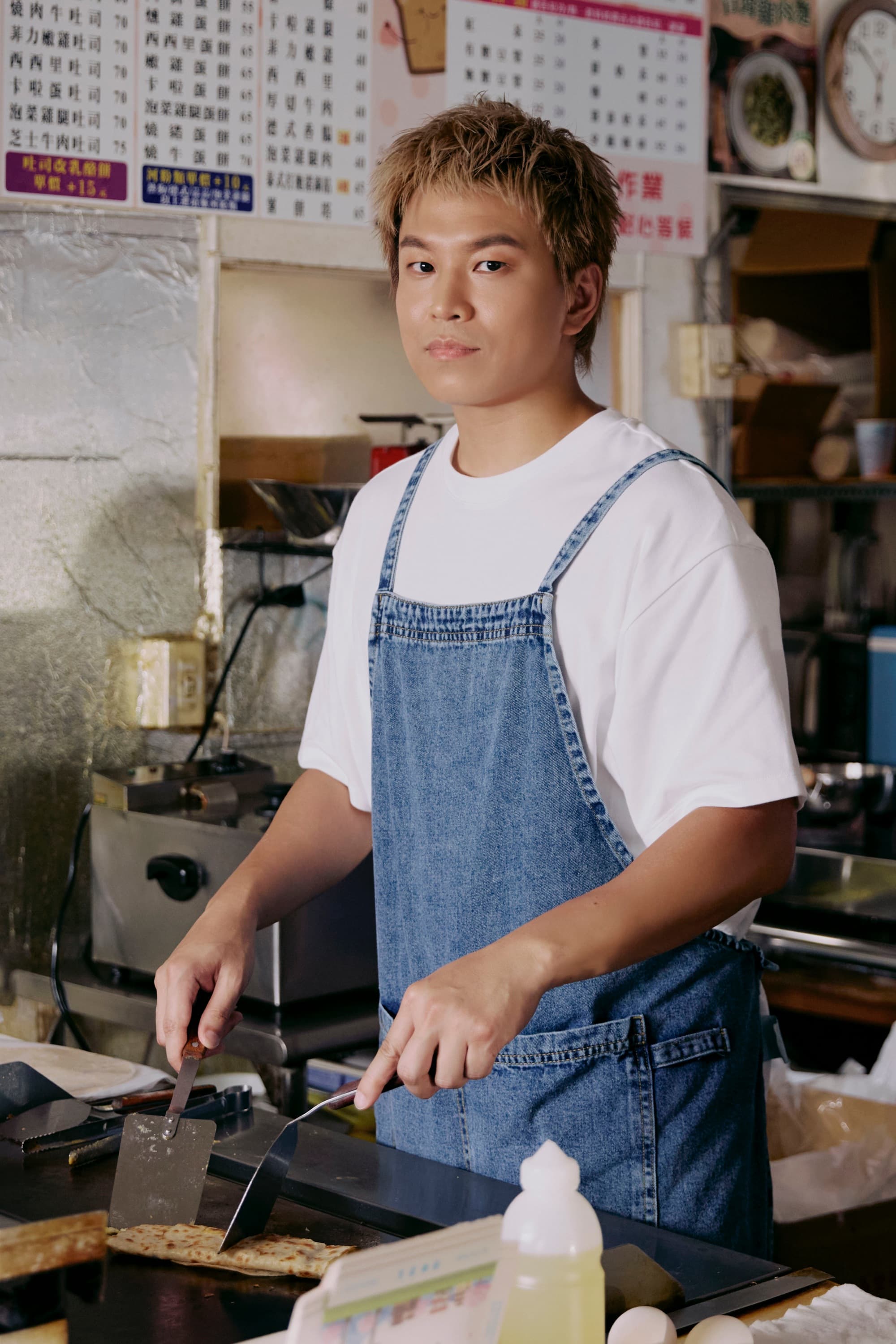 蕭景鴻回憶人生低潮時口袋只剩3元，早餐店老闆娘默默多送肉餅，成為難忘的溫暖回憶。（相信音樂提供）