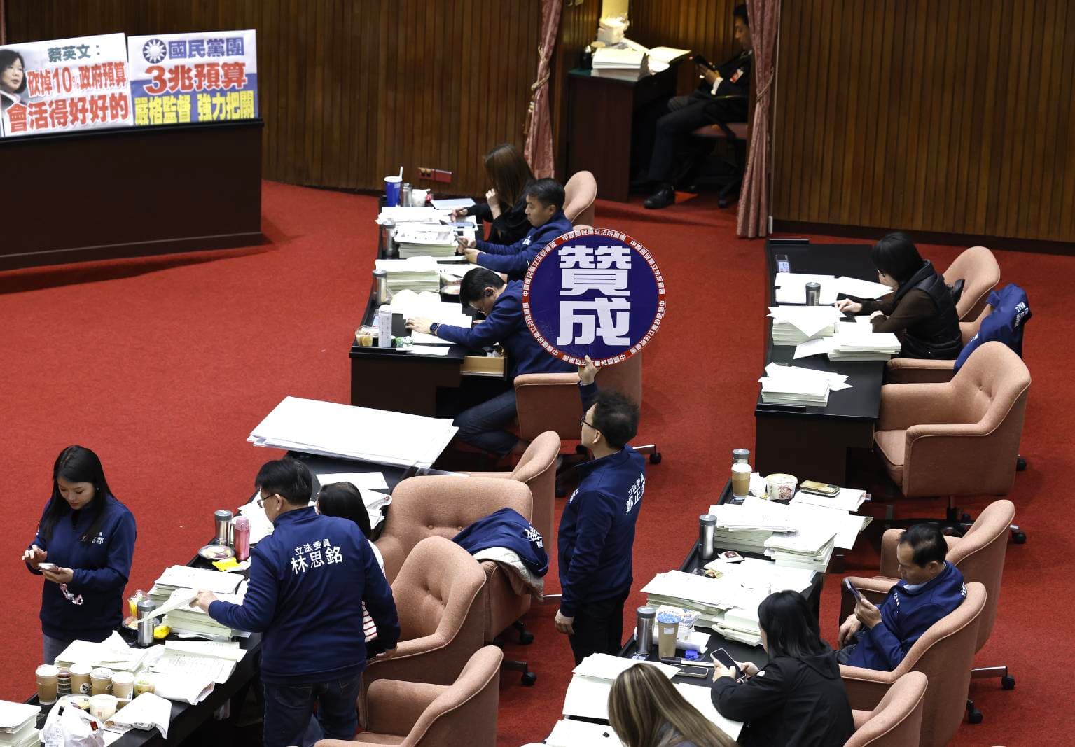 藍白表決通過中選會凍結業務費逾6,644萬元、凍結選舉業務費逾339萬元。