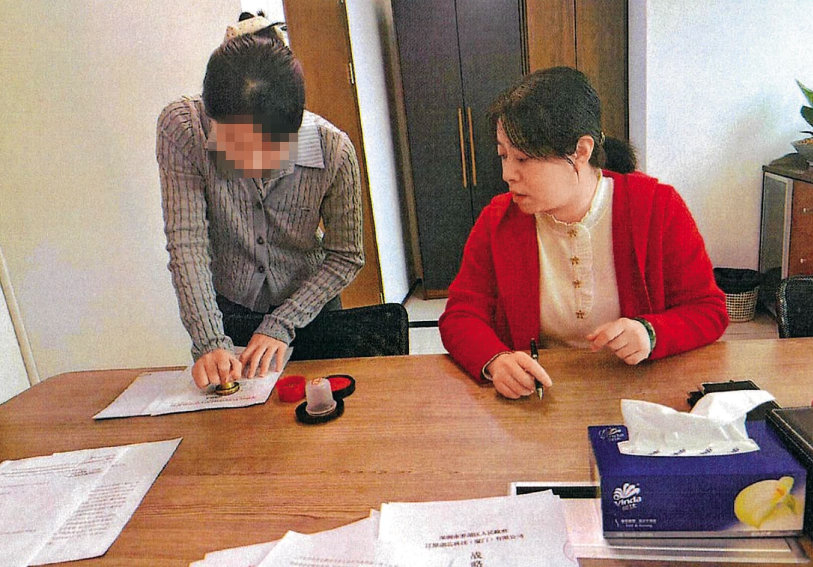 羅湖區科工局長副局長張琳（右）與企業代表簽約，現已行蹤成謎。（讀者提供）