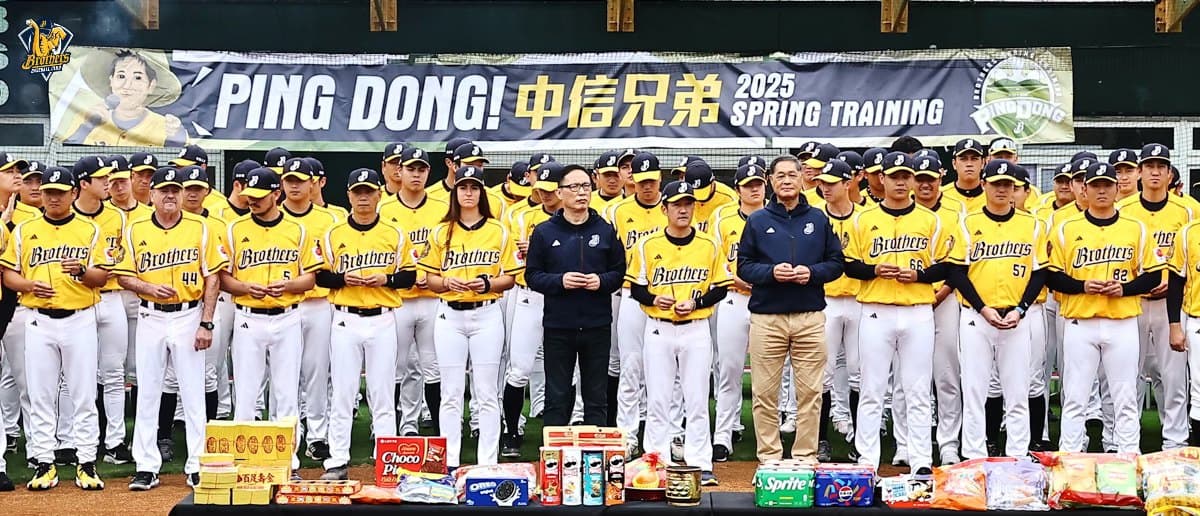 莎菈入境隨俗，在春訓開訓典禮一起拿香拜拜。（翻攝自兄弟Fans Club臉書）