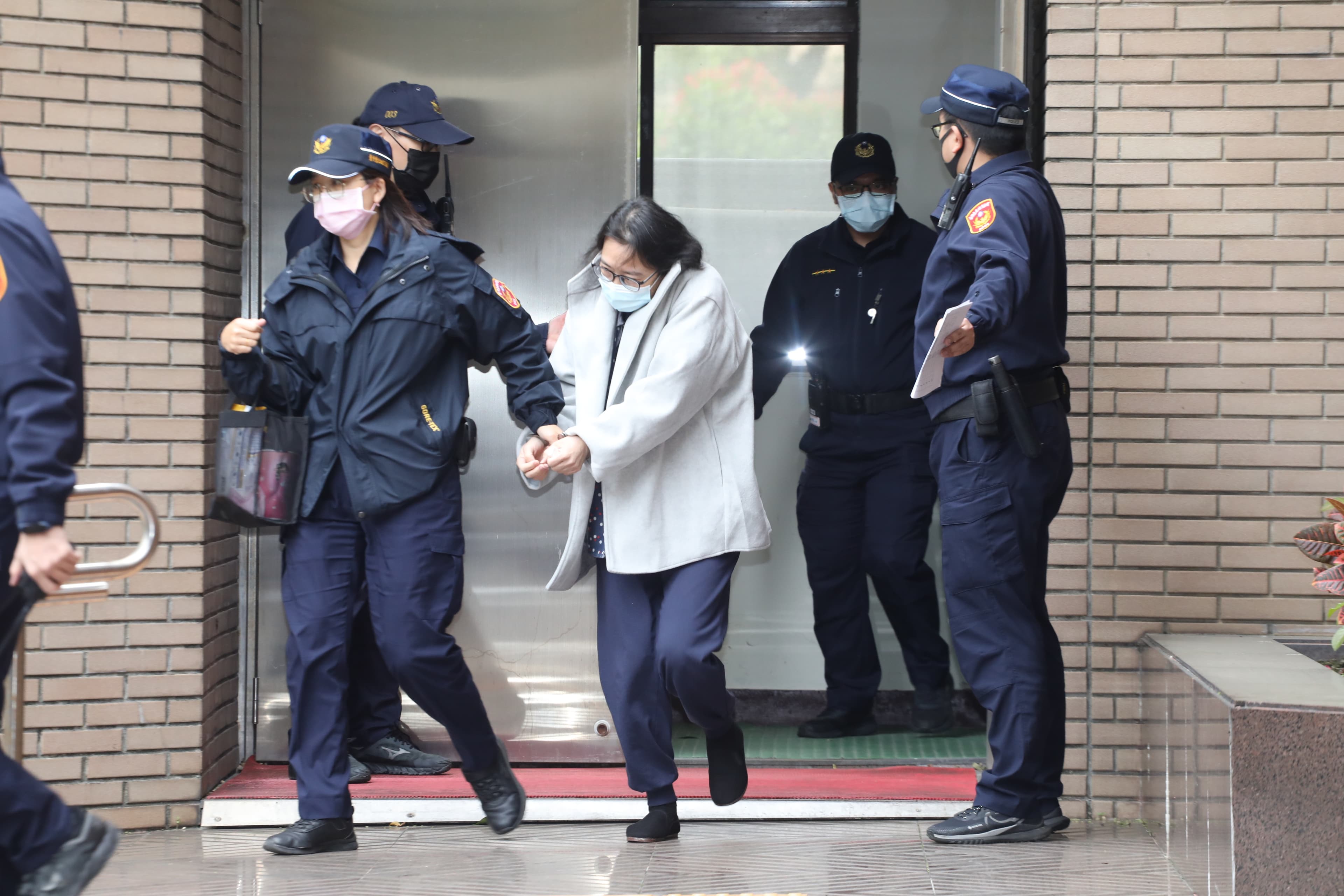 惡保母姊妹狼狽離開北院。白衣者為劉姓保母姊姊。