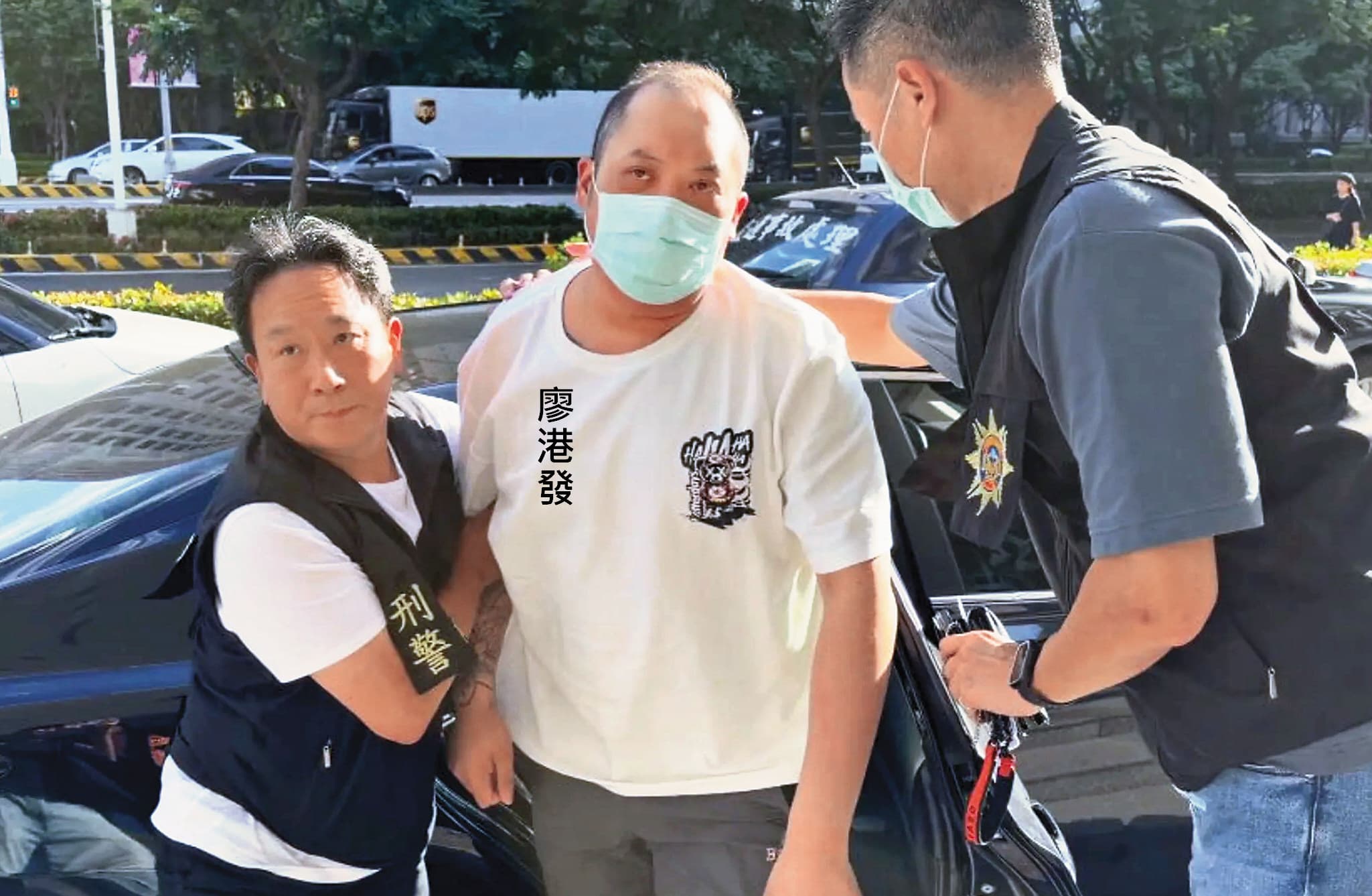廖港發犯案後換穿白衣，準備潛逃出境時遭逮捕。（鏡新聞提供）