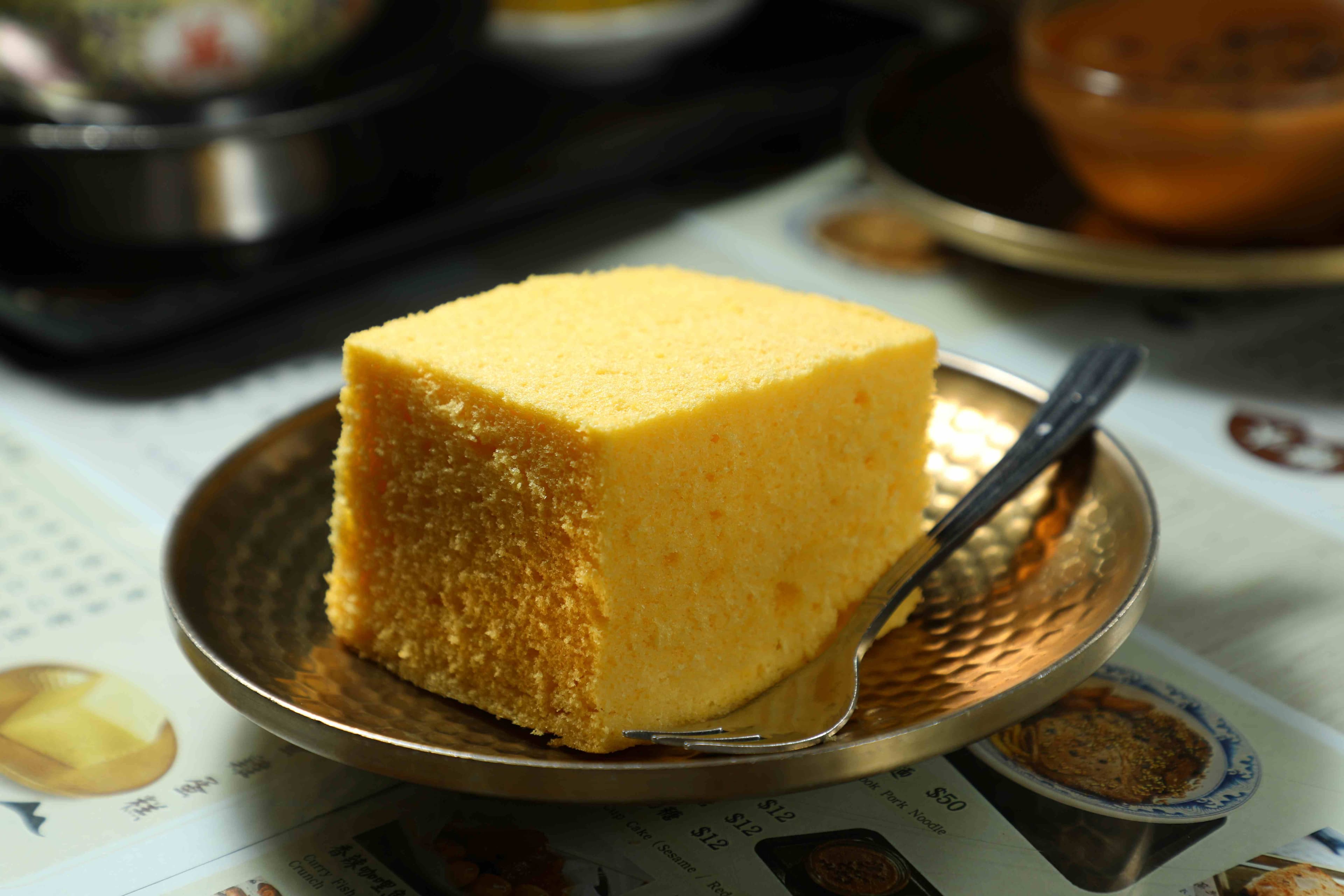 以前西環老店會用白底紅字的紙袋裝「全蛋雞蛋糕」，味道近似古早味蛋糕。（港幣12元／份，約NT$50）