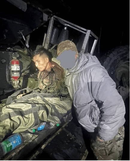 這名被烏軍俘虜的北韓大兵，狀態相當糟糕。（翻自X平台）