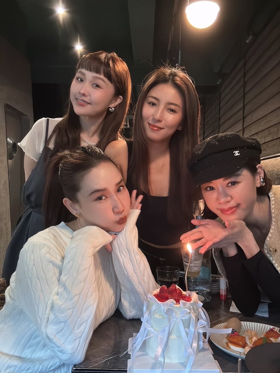 36歲美妝部落客荔枝兒（Liz）離世消息曝光，閨密們這兩天也曬出最後4人合照，為此都難過淚崩。（翻攝自ntsai25 IG）