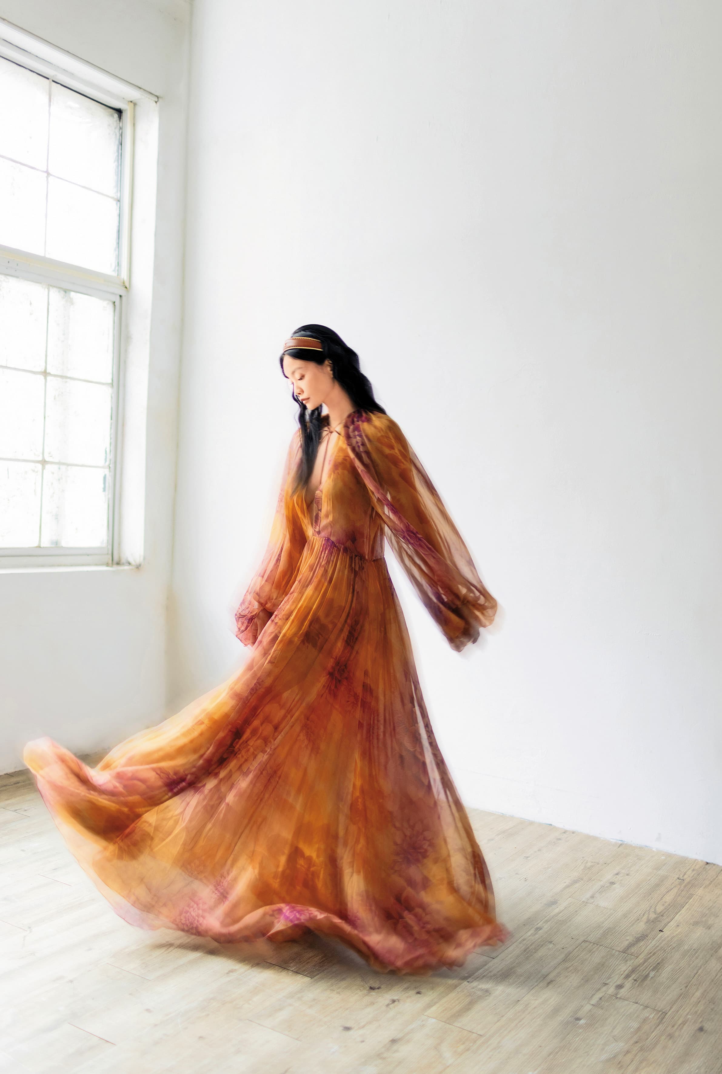 印花絲質洋裝 NT$149,300 by CELINE；拉菲亞及牛皮革TRIOMPHE頭帶 NT$28,500 by CELINE。