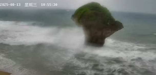 小琉球鏡頭君原本是拍花瓶岩。（翻攝自「小琉球即時影像 - 花瓶岩」直播）　