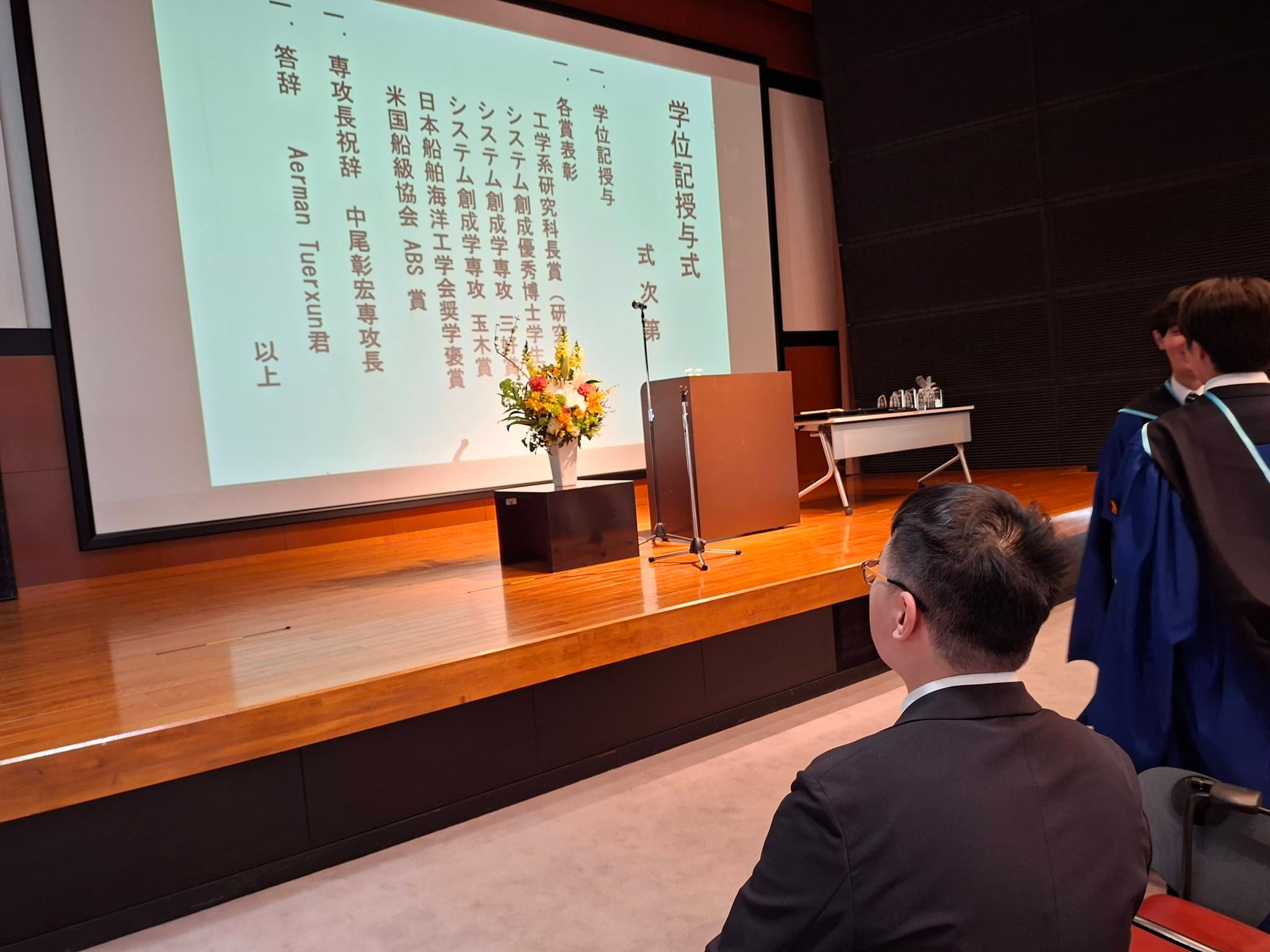 柯傅堯參加畢業典禮背影照。（翻攝陳佩琪Peggy臉書）