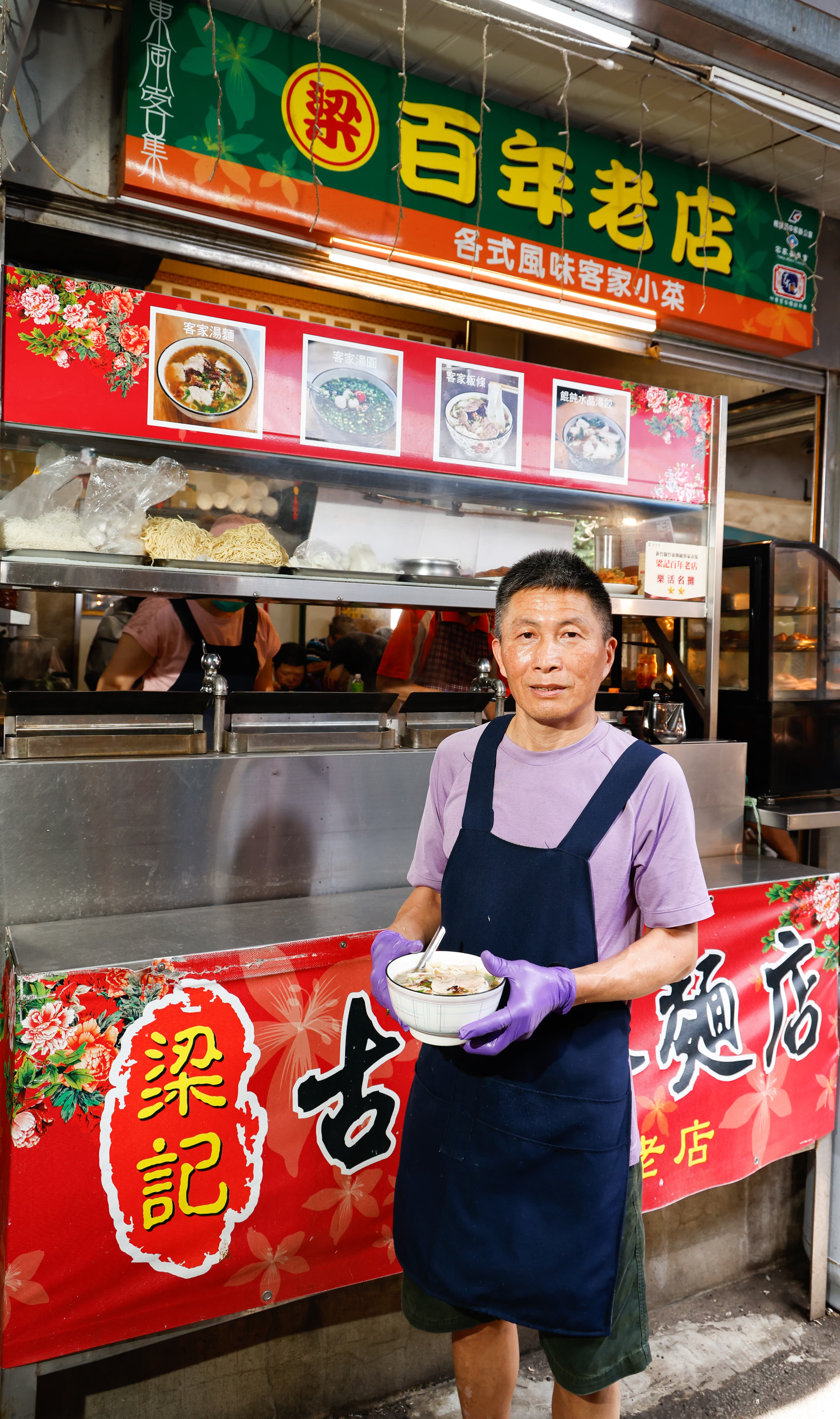 傳承兩代的「梁記百年老店」，選用手工湯圓、黃記粄條及自製水晶餃，為鄉親供應傳統好滋味。