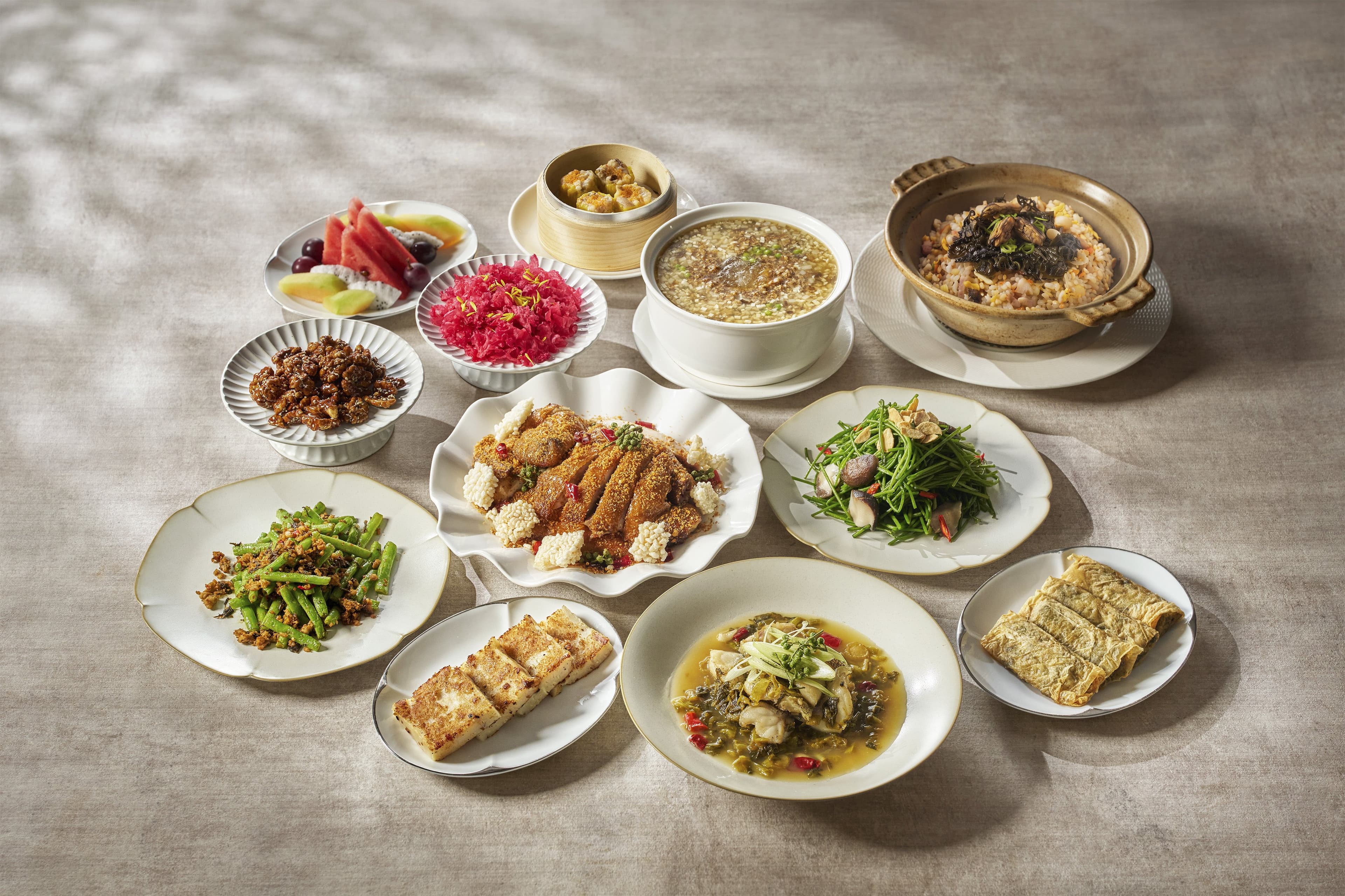粵亮廣式料理推出「經典四人合菜券4,400元」，從前菜、湯品、海鮮、肉品、主食至甜點一應俱全共12道料理。（六福旅遊集團提供）