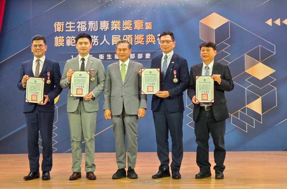 台大醫院雲林分院院長馬惠明（左1）獲115年衛生福利專業獎章。（台大醫院雲林分院提供）