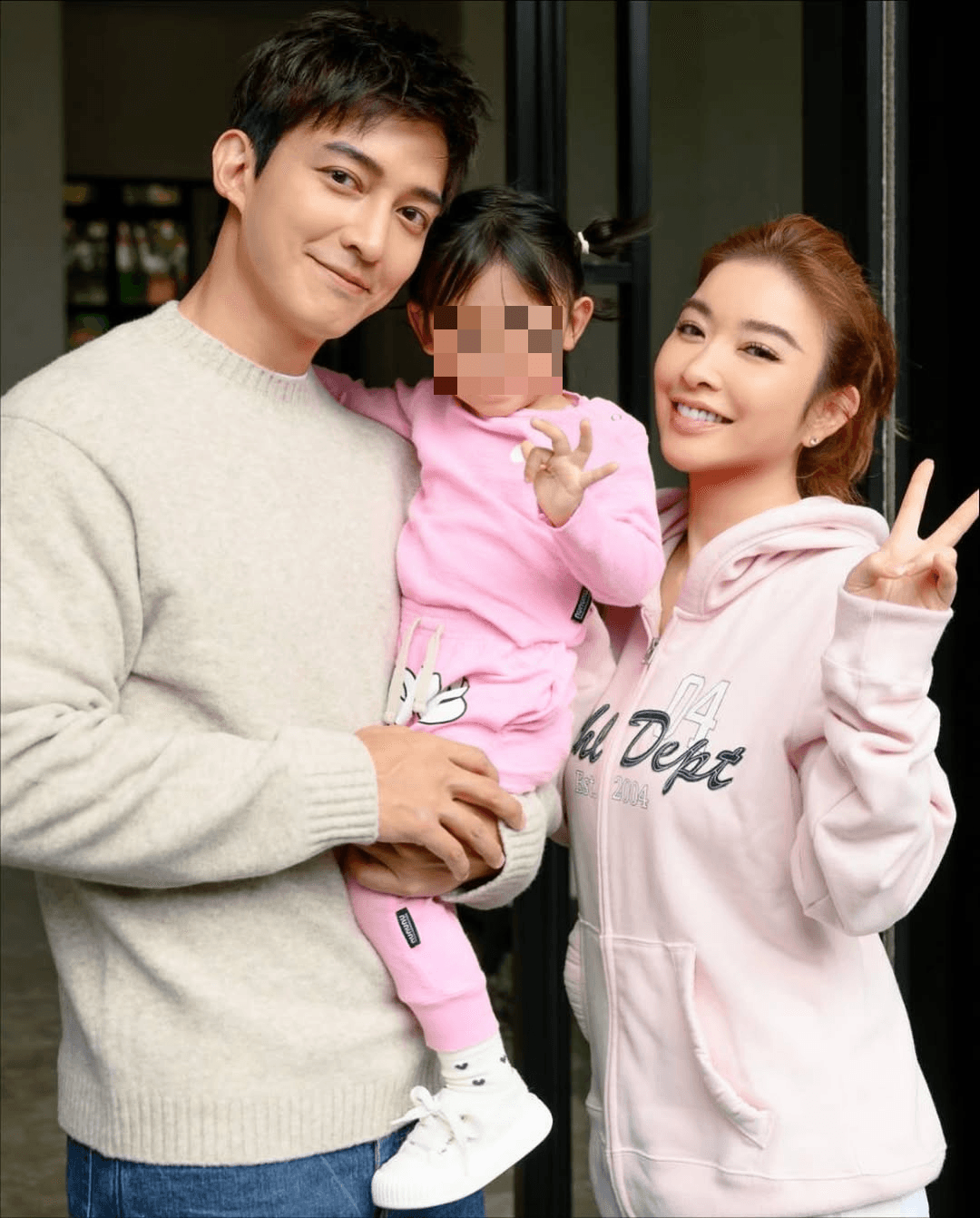 許維恩與王家梁婚後育有1女，一家三口幸福美滿。（翻攝sharon701111 IG）