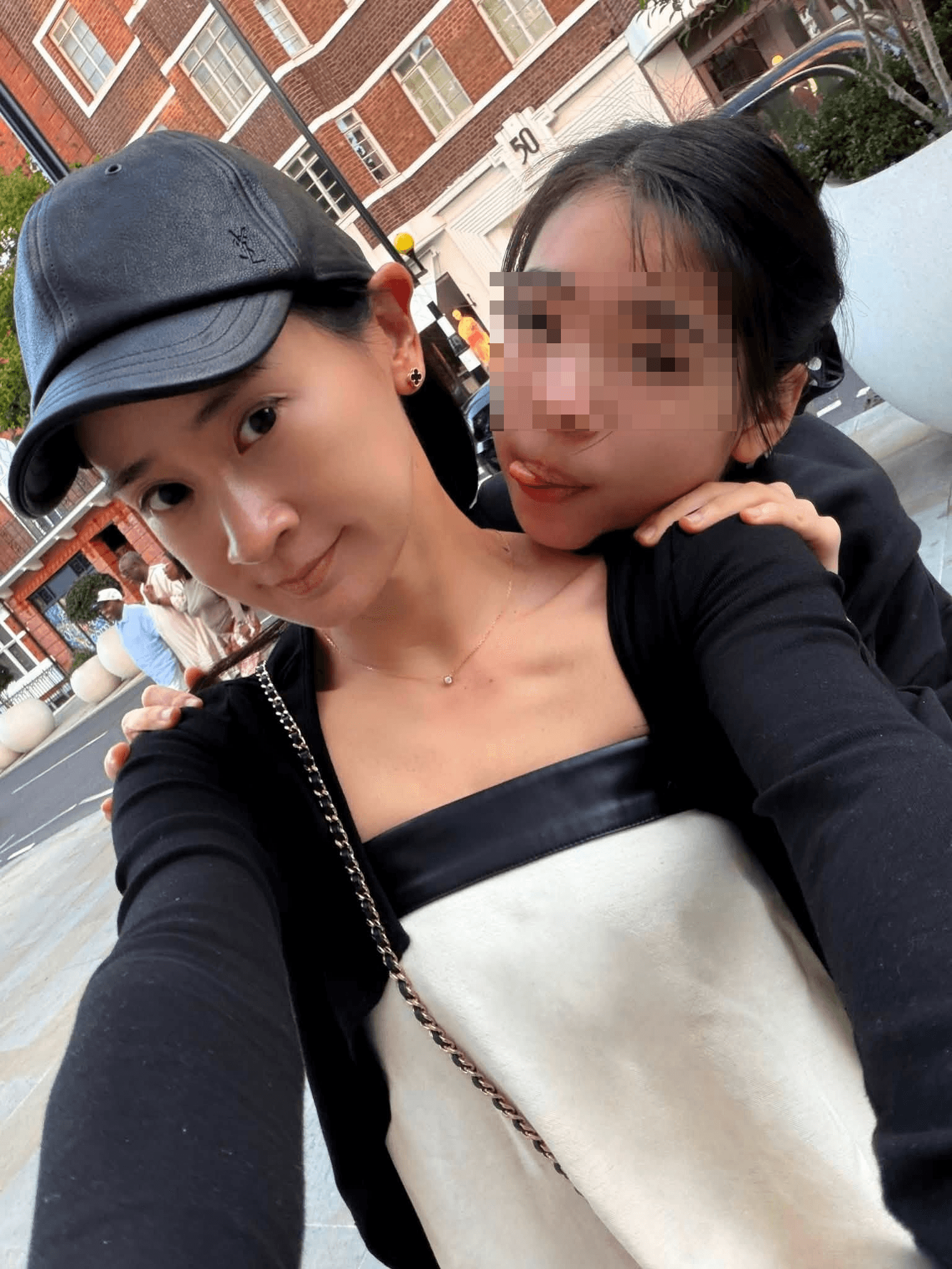 李晶晶（左）與16歲女兒Elizabeth感情親密。（翻攝李晶晶臉書）