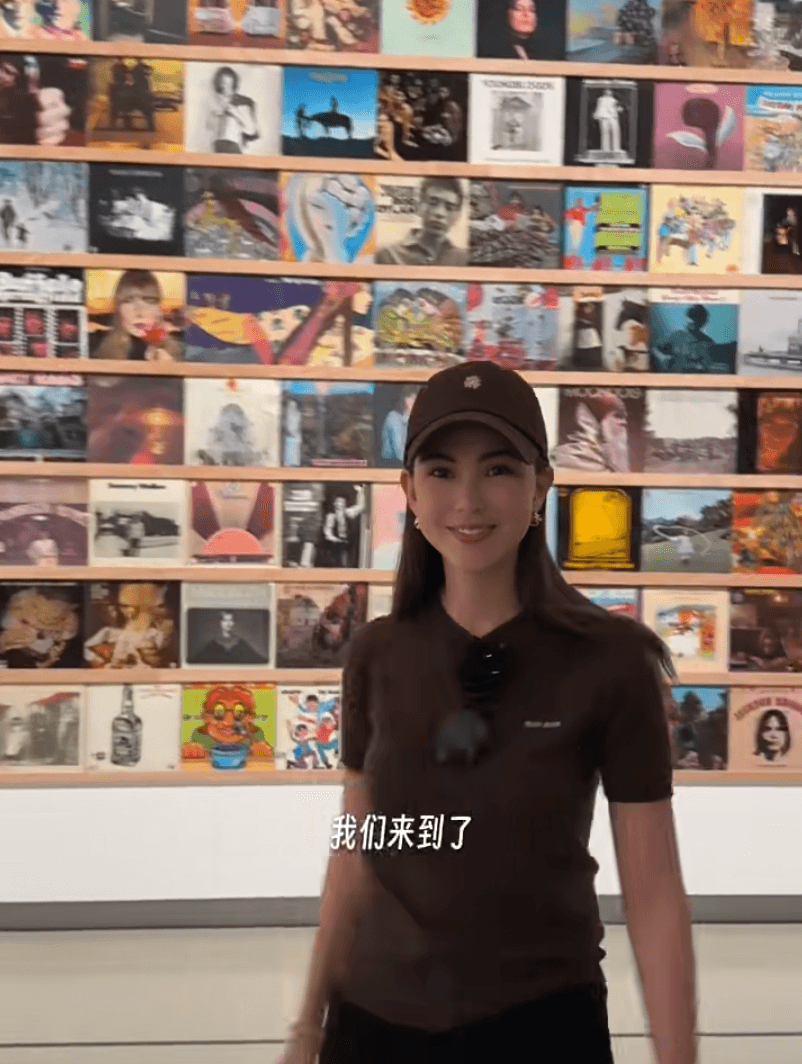 昆凌去看奈良美智倫敦特展。（翻攝昆凌小紅書）