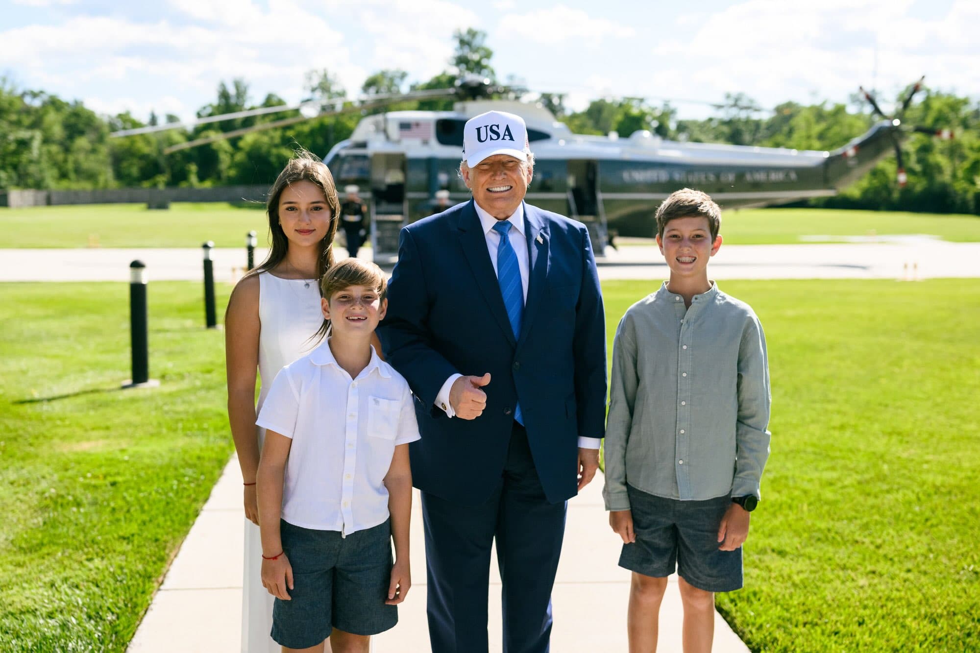 阿拉貝拉與兩名弟弟陪同外公川普合影留念。（翻攝ivankatrump IG）