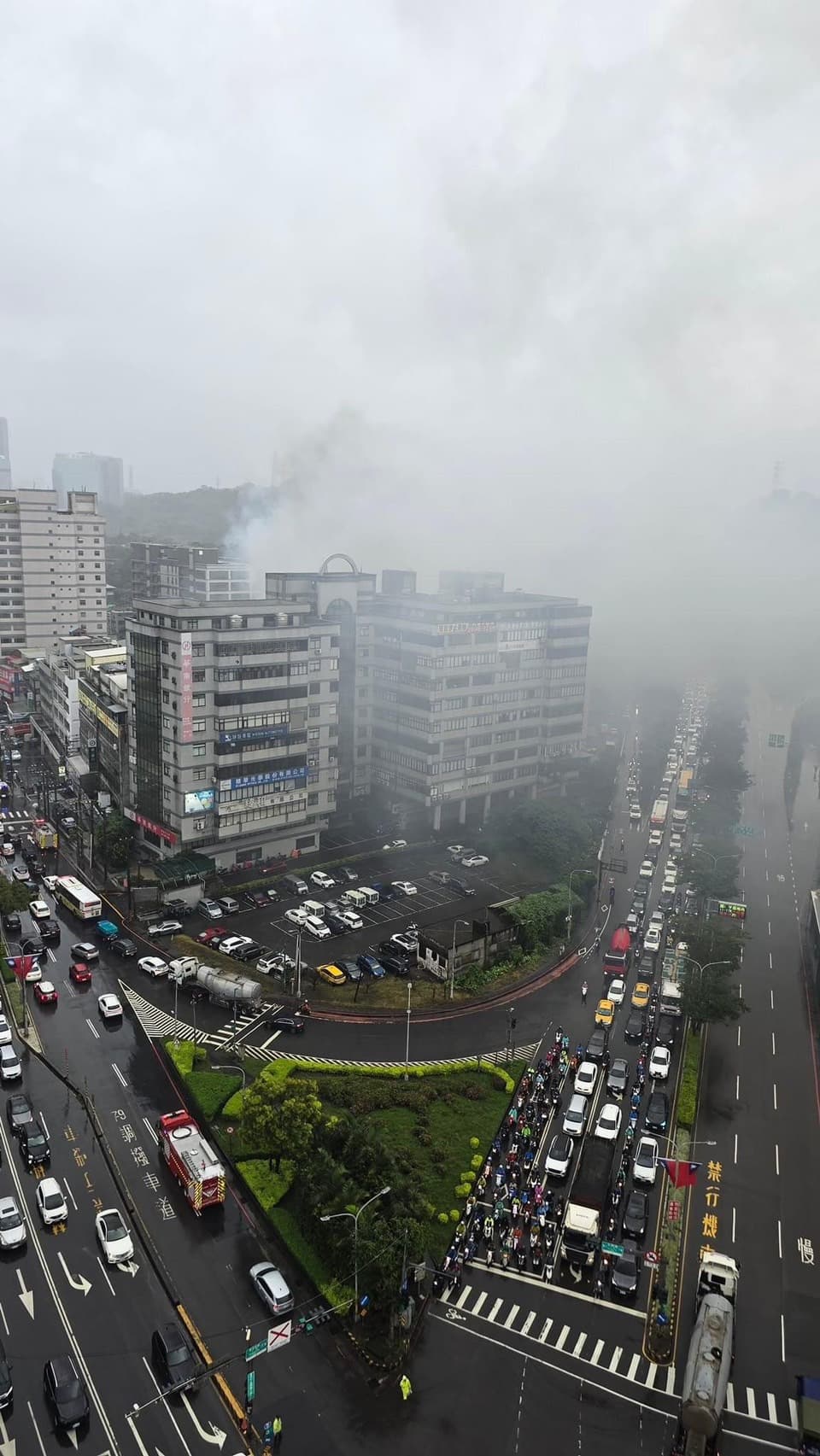 汐止好市多附近民宅火災，導致周邊路段交通大打結。（翻攝臉書社團「汐止集團」）