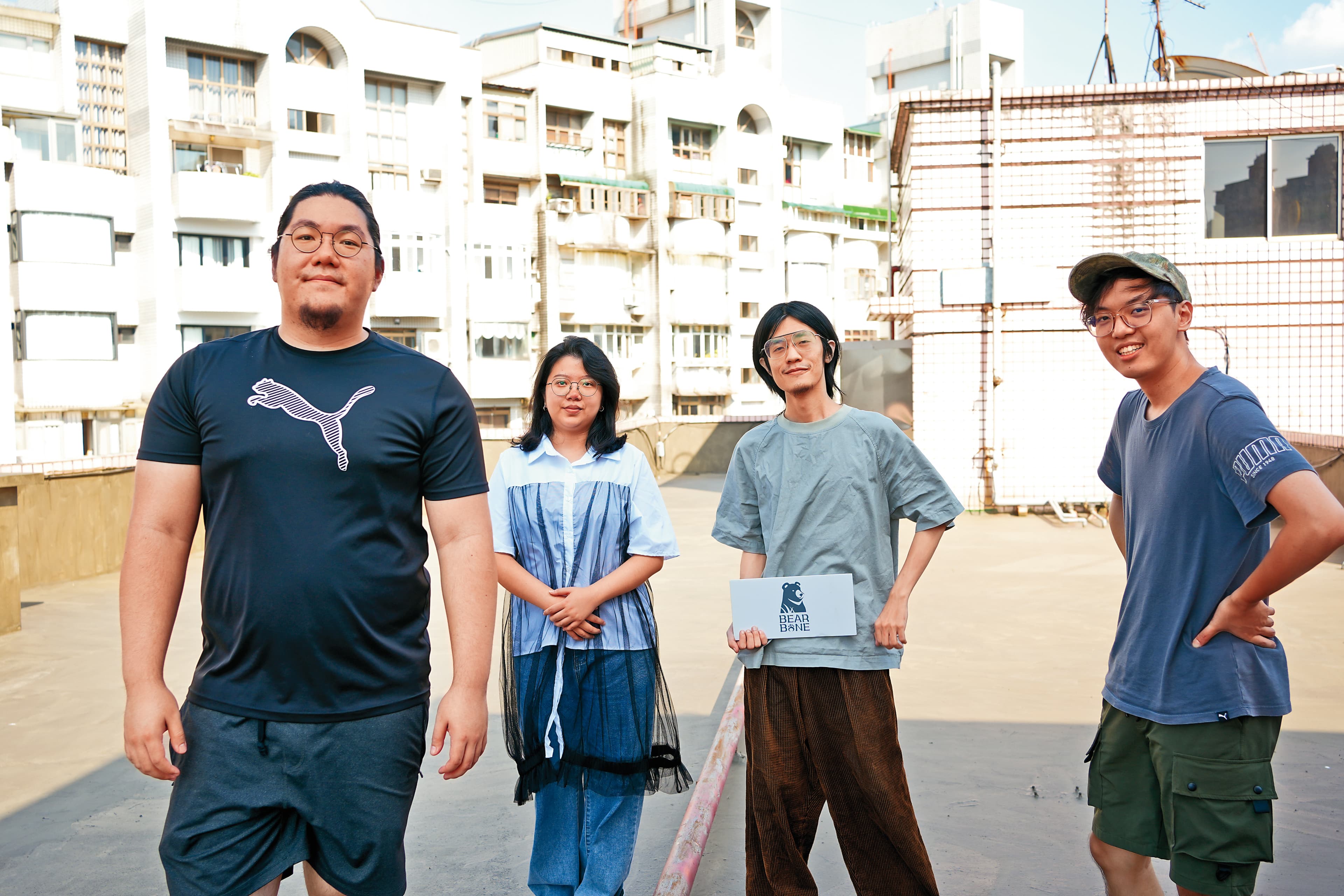熊骨原是學生團隊，製作人張秉華（左1）大學時即開始發想《沉沒意志》的故事。