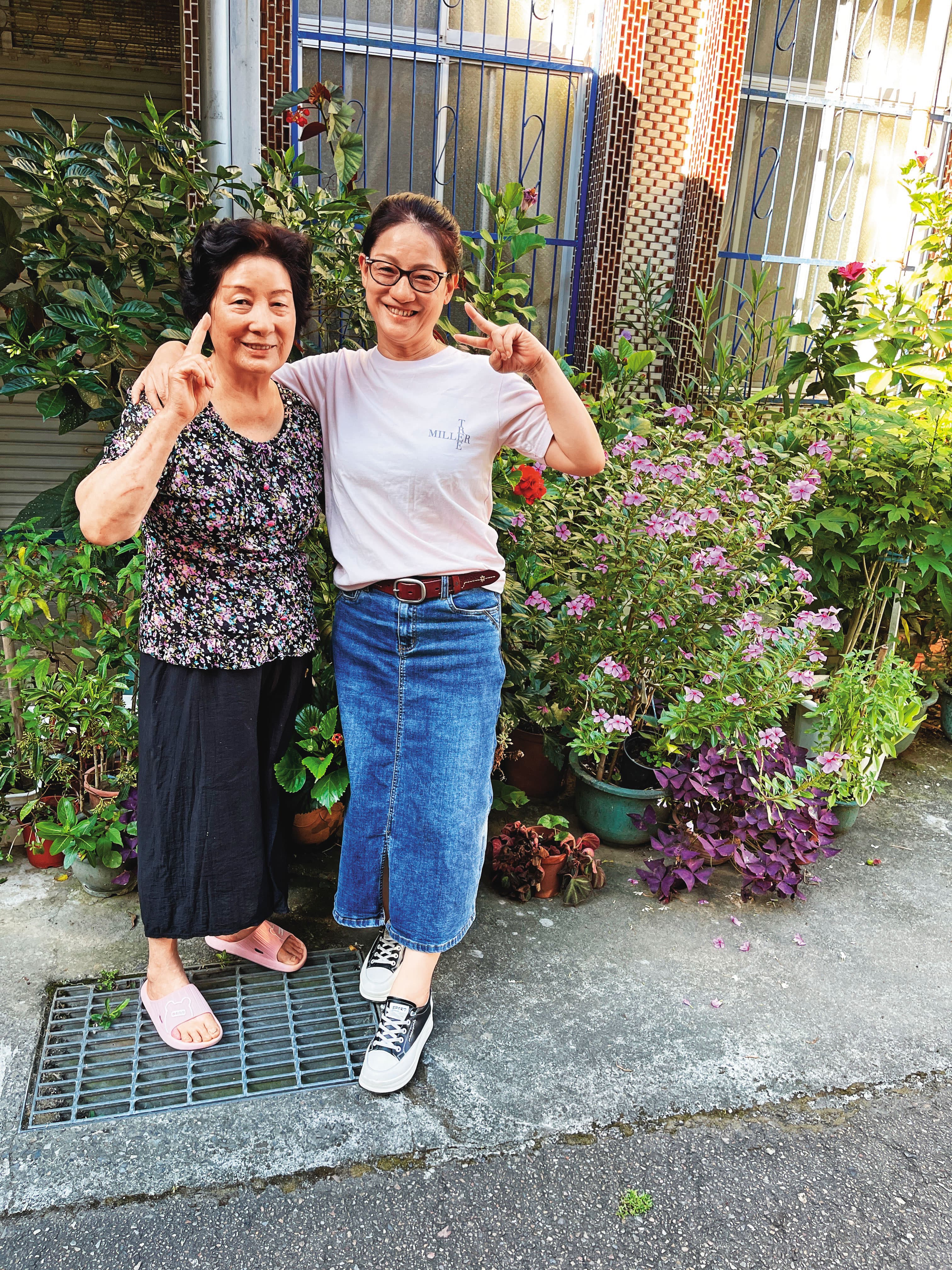Nicole（右）的媽媽（左）86歲，這幾年都會到台東拜訪女兒。（Nicole提供）
