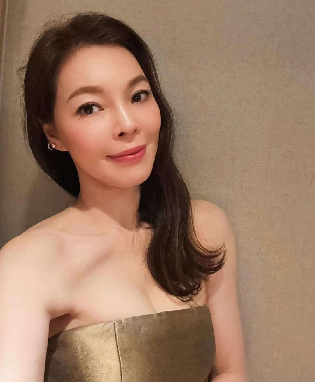 曾馨瑩穿上金棕色平口禮服，優雅性感。（翻攝hsin_ying_tseng IG）