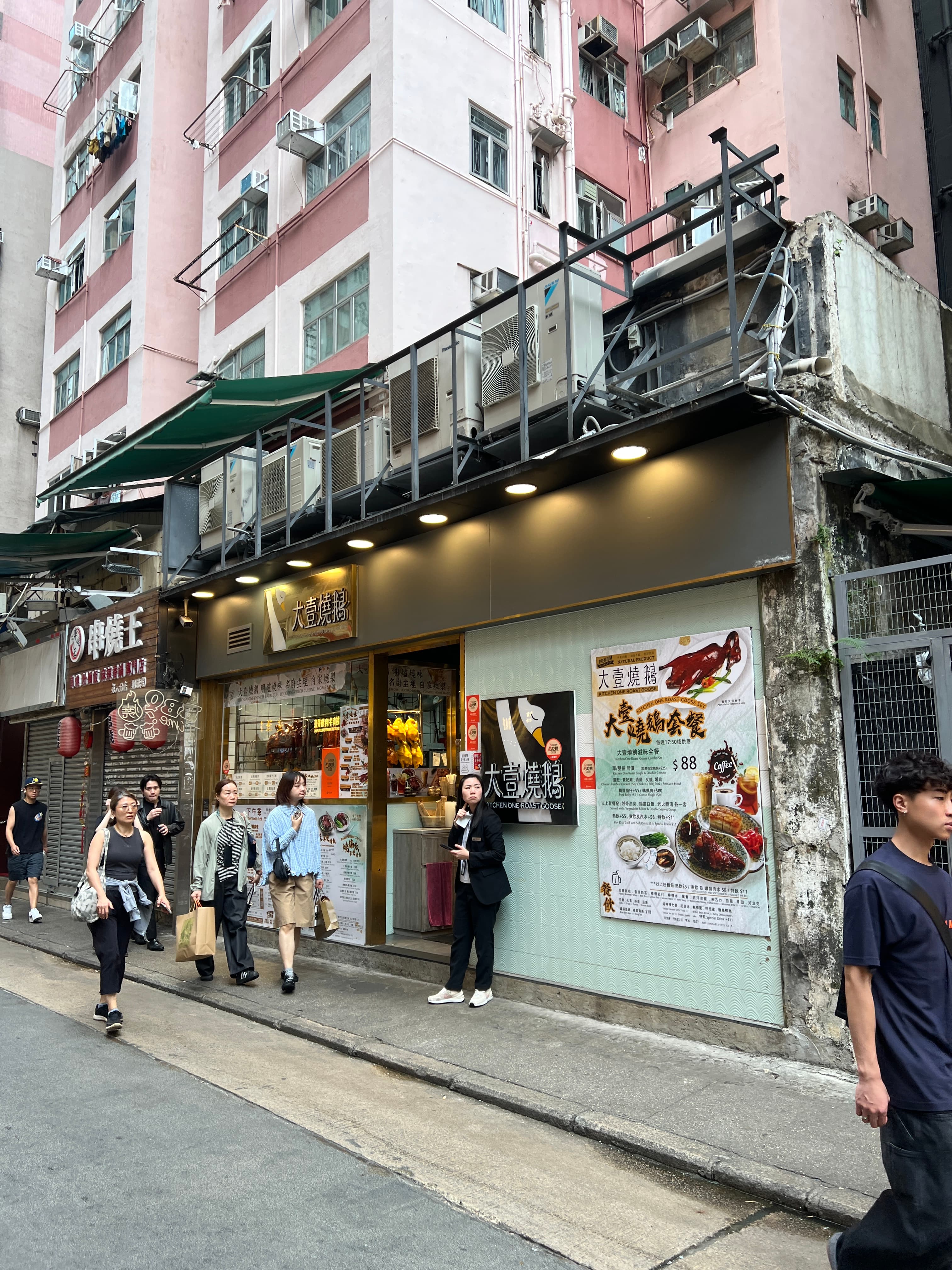 在銅鑼灣一帶評價超高的「大壹燒鵝」，每天新鮮出爐各式燒味。