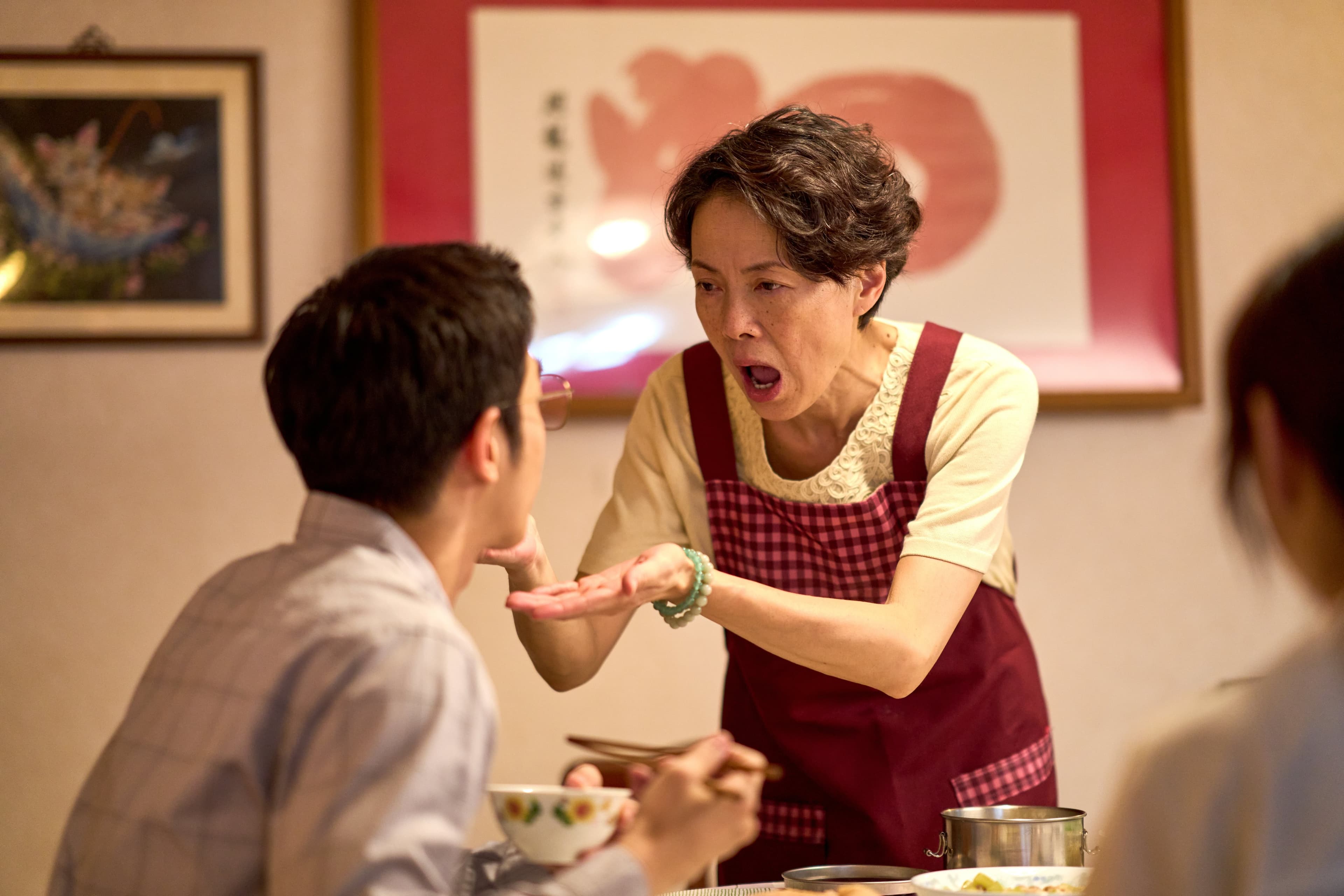 劉以豪飾媽寶老公「上演母子餵食秀」。（Netflix提供）
