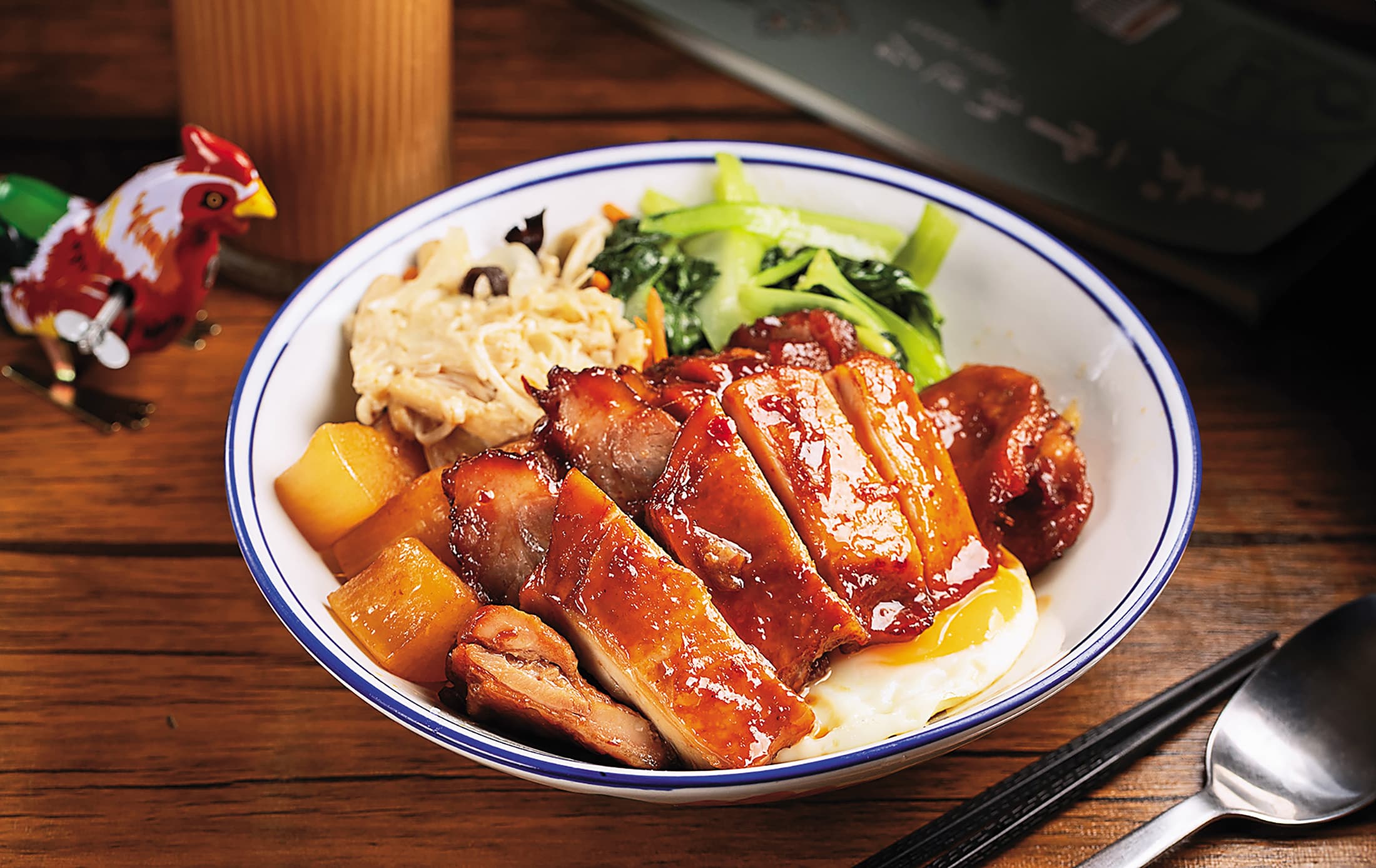 「叉燒、雞腿扒雙拼飯」選用有產銷履歷的嘉義御正童仔雞，肉質新鮮Q彈。（168元／份）