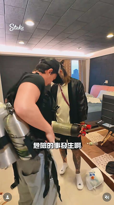 原來所謂「最新發明」影片，就是孫安佐與經紀人於北投的河堤實測自製噴火槍。（翻攝自孫安佐IG）