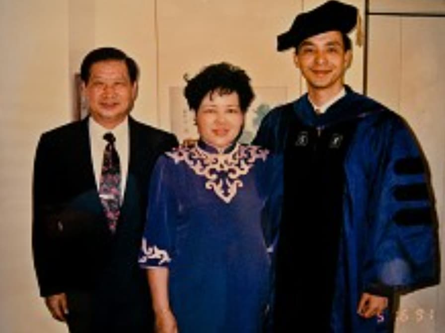 朱樟興夫婦與學成畢業的朱立倫合影。（翻攝自榮民文化往）