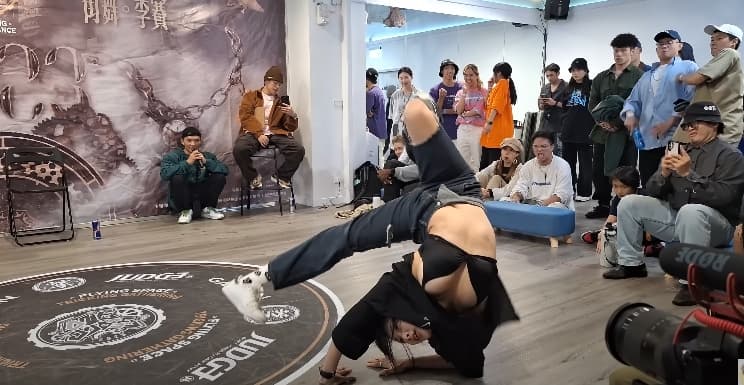 舞者Nini與另一名女舞者進行對決，21秒的舞蹈意外在日本爆紅。（翻攝自YouTube）