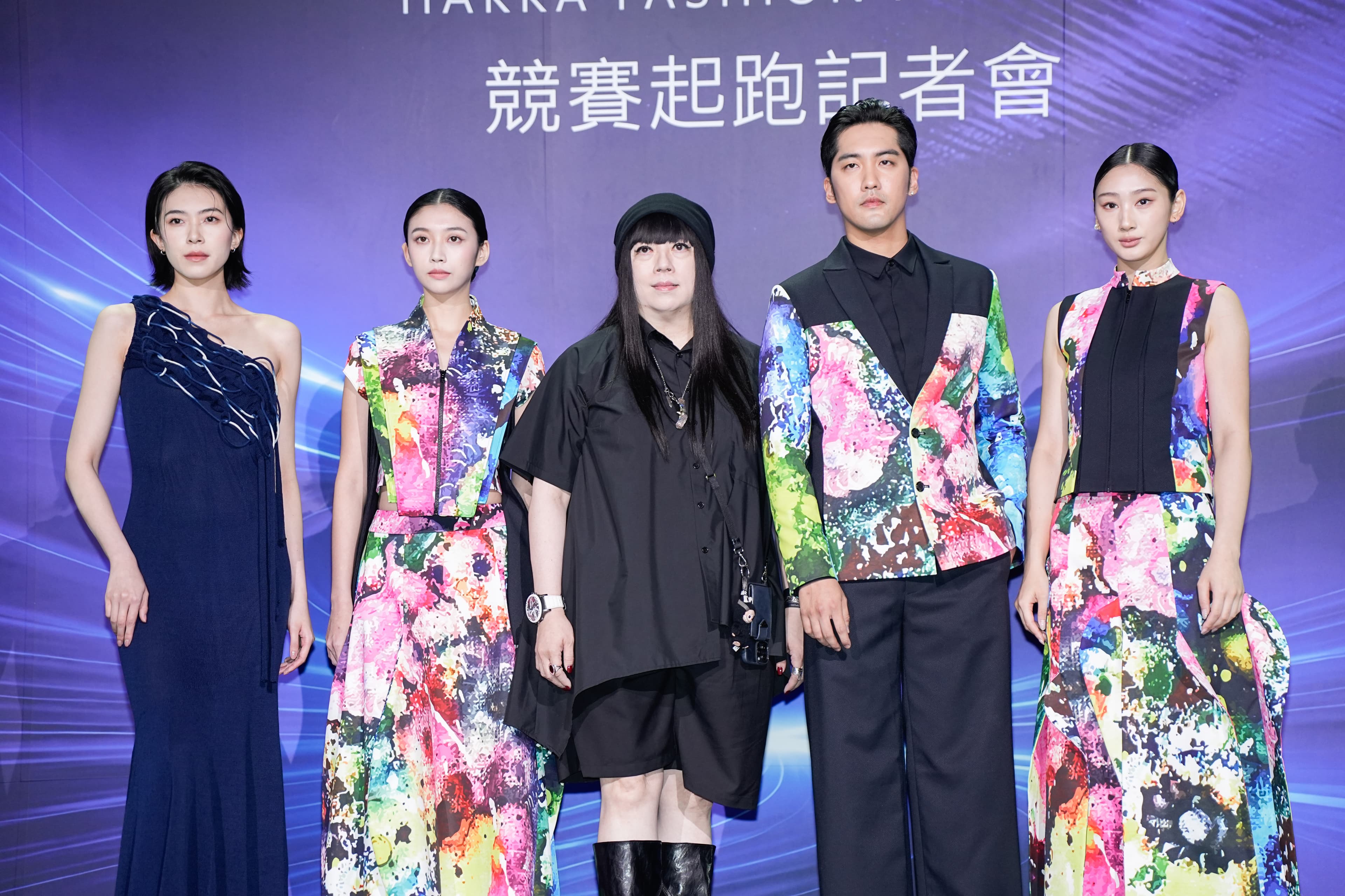 設計師潘怡良和身穿她設計作品走秀的模特兒合影。