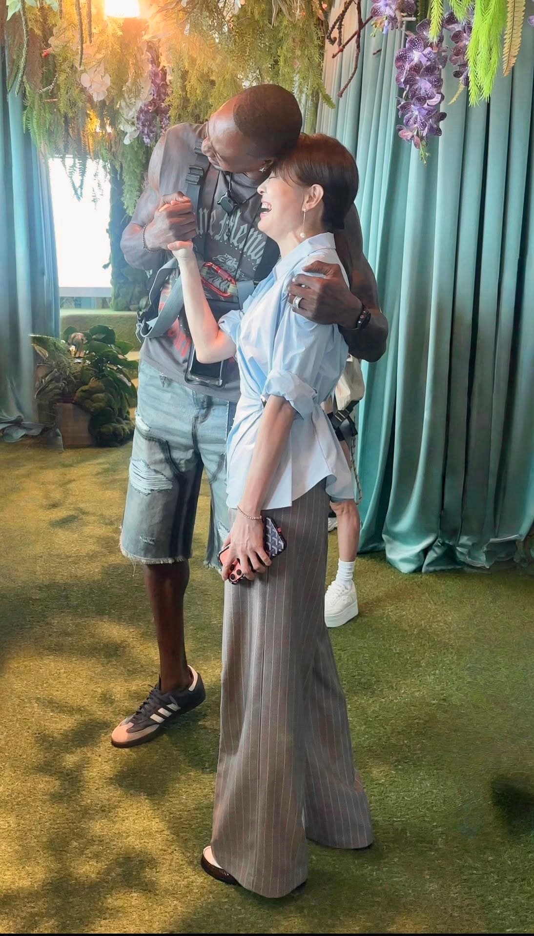賈永婕小鳥依人照曝光。（翻攝台北101觀景台臉書）