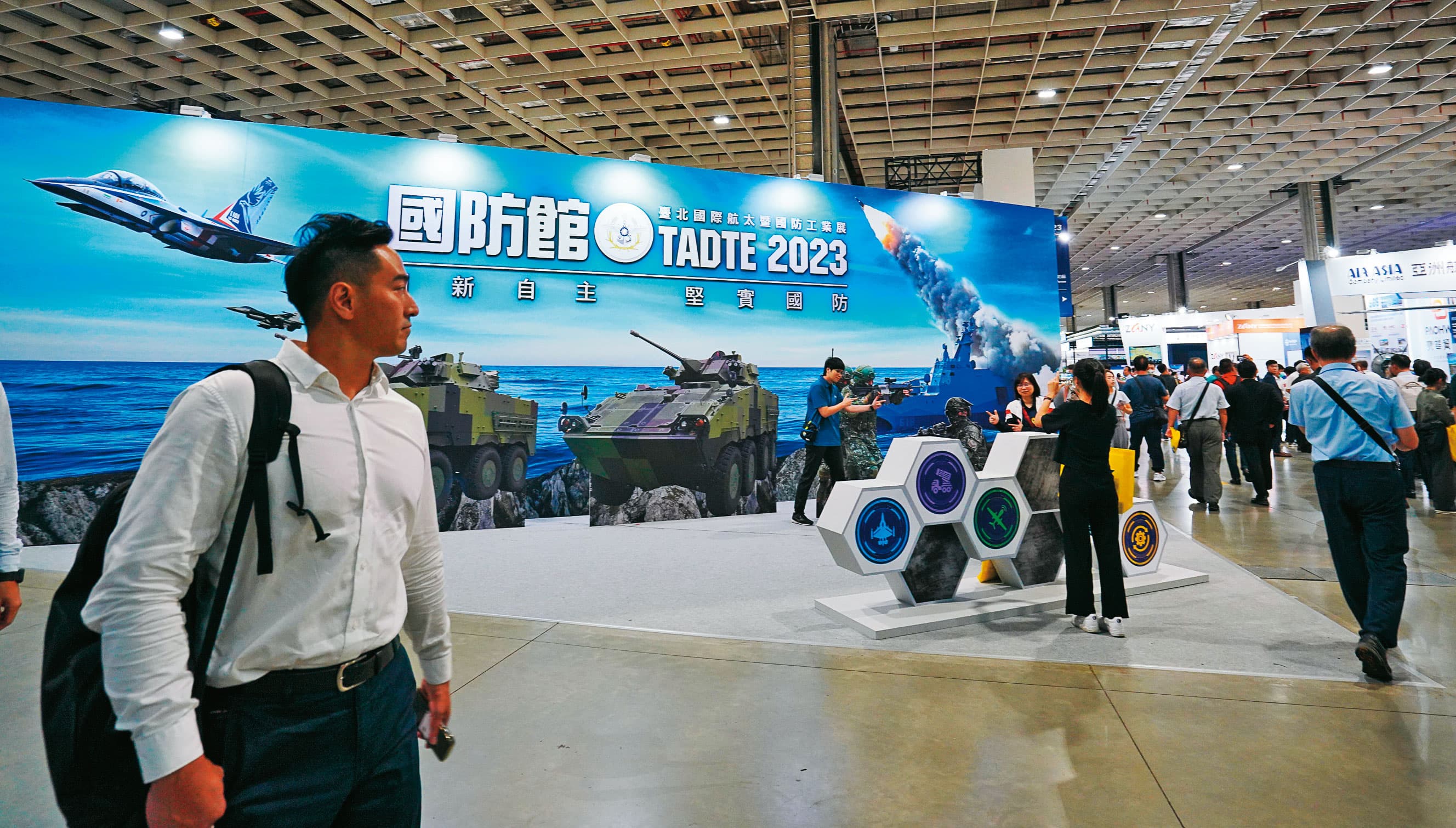 無人機一直是世界各國陸海空作戰的新能量，除了空中，水下也是部署重點，台灣也不例外。圖為2023國際航太暨國防工業展覽會。