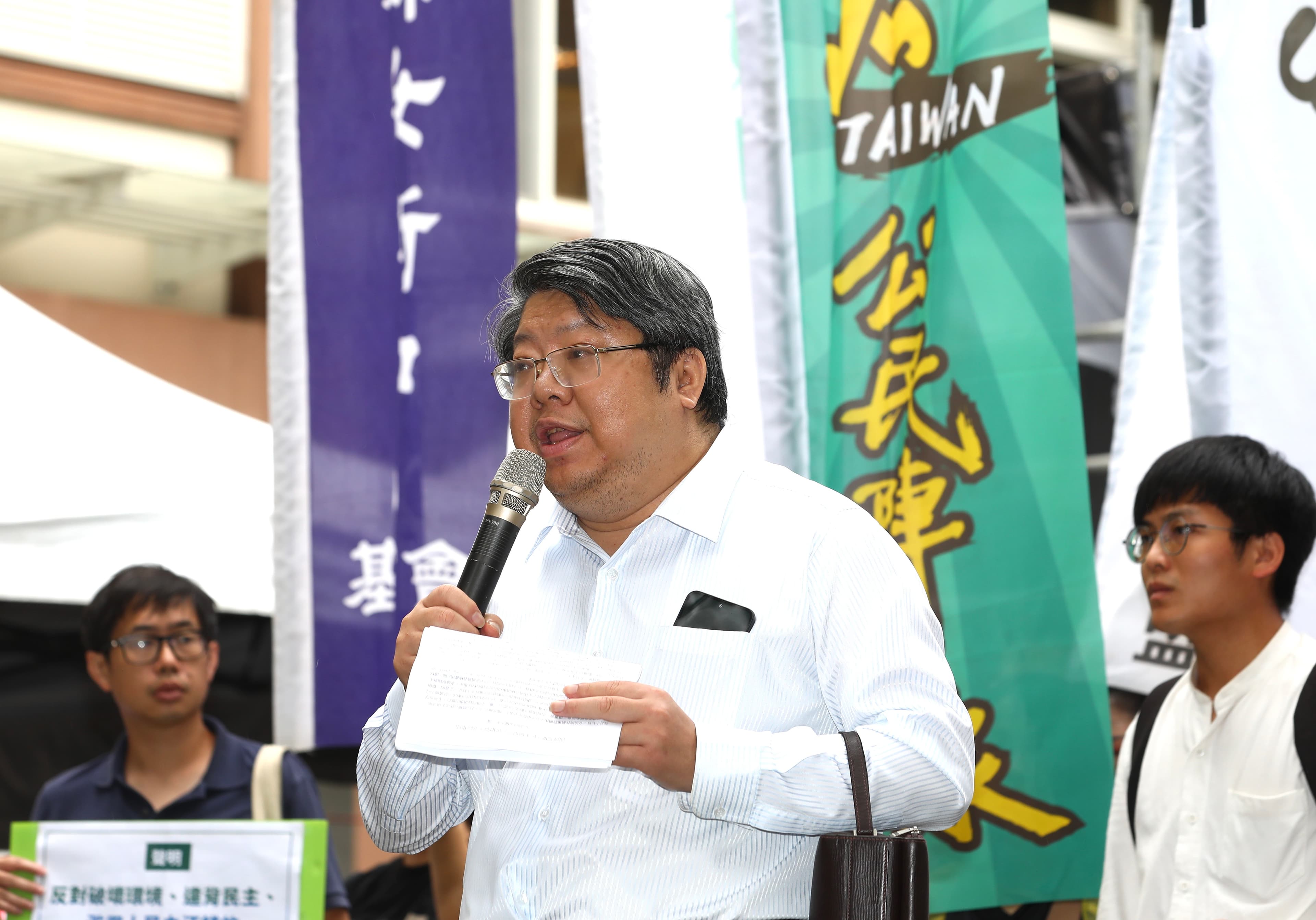 經民連召集人賴中強質疑警方刻意刁難路權申請。（本刊資料照）