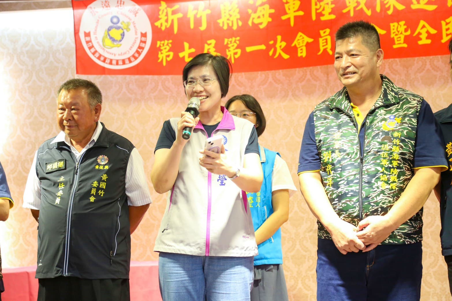 徐欣瑩向長期捍衛國家安全、守護社會安定的海軍陸戰隊退伍弟兄表達最高敬意與感謝。
