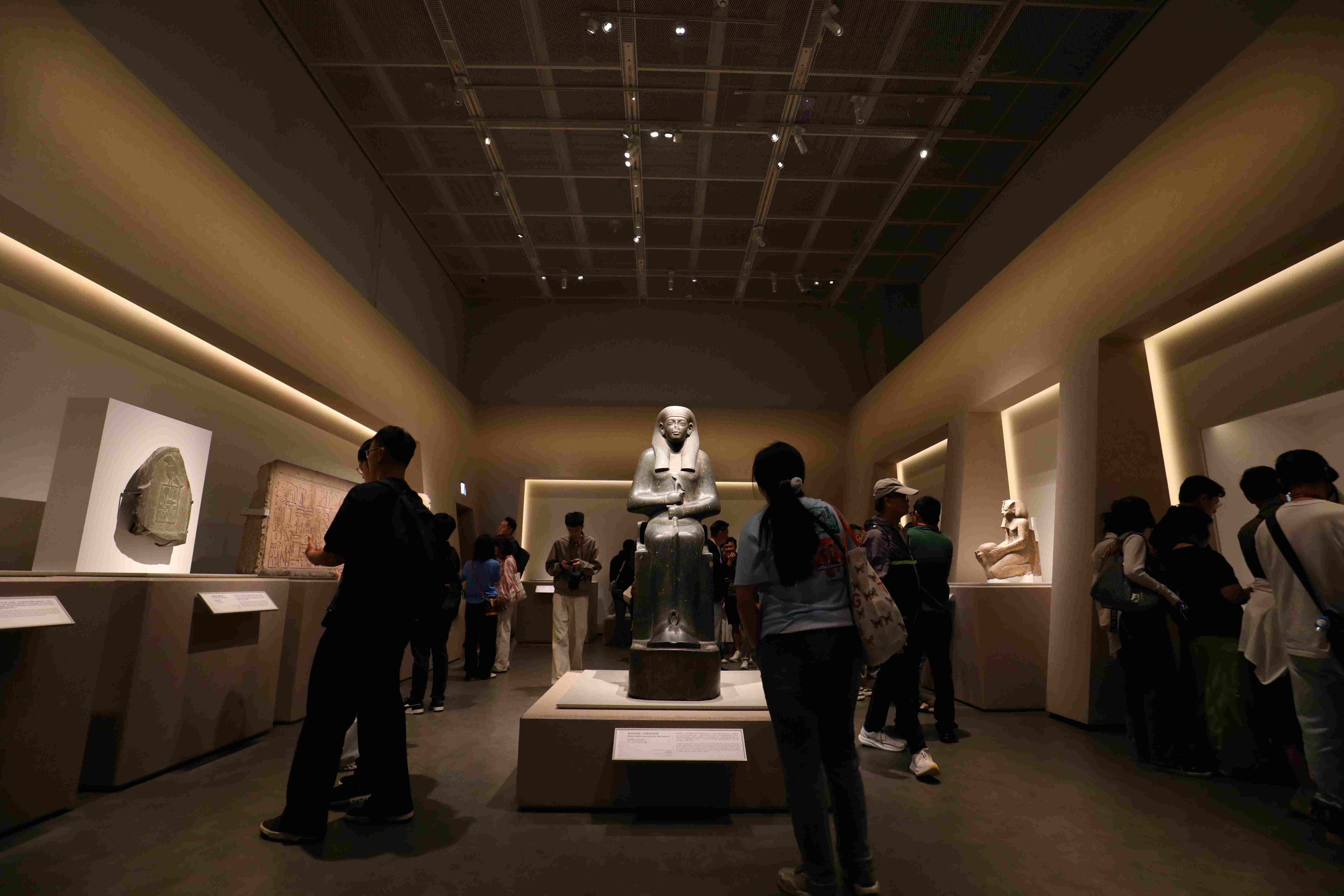名為「神聖王權」的展區，展出拉美西斯二世等法老的雕像，先告訴大家關於法老在古埃及人心中的定位。