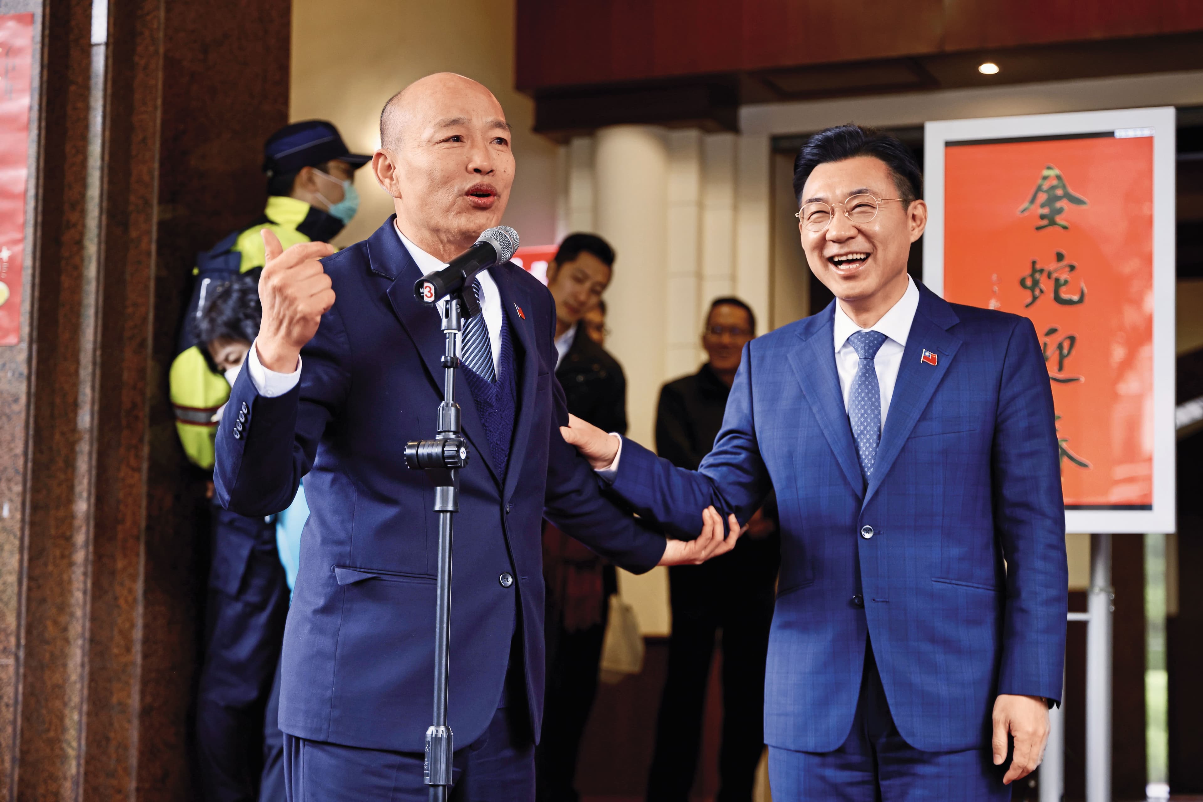 立法院長韓國瑜（左）初二赴台中豐原與副院長江啟臣（右）合體，支持意象不言可喻。圖為去年二人合發春聯畫面。