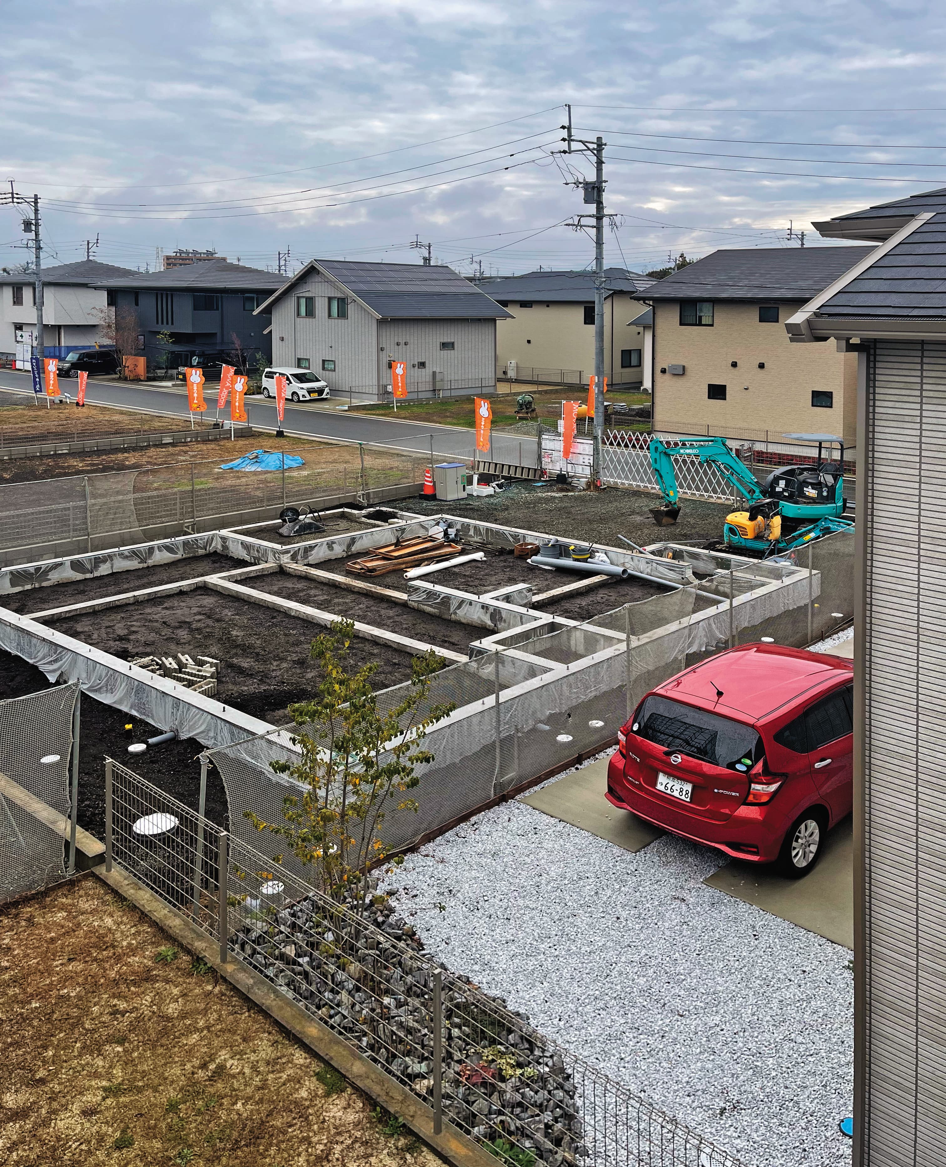 Mova Japan（圖中獨棟式別墅）有二十多棟民宿，旁邊空地也是其即將動工的民宿預定地。