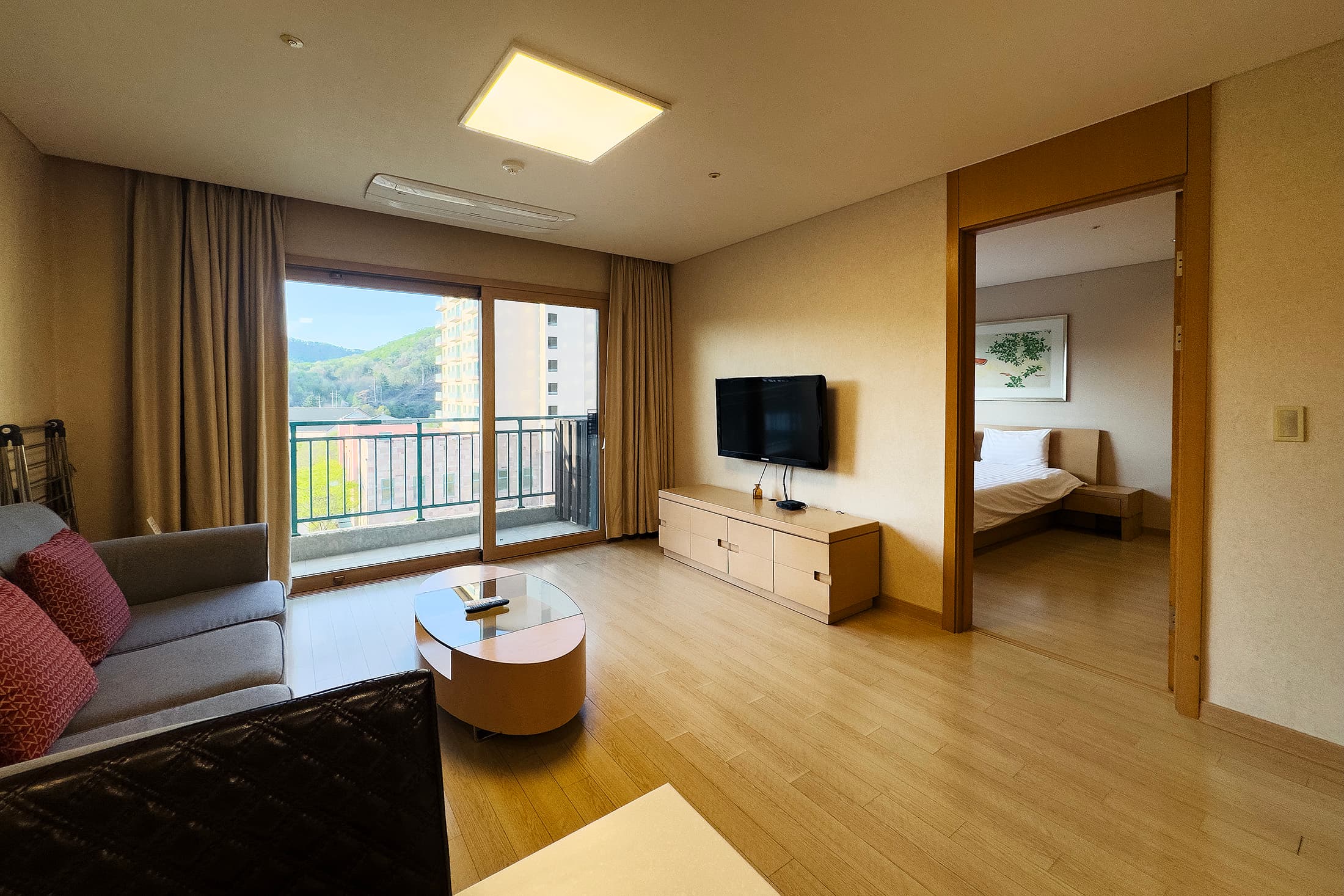 橡樹谷度假村坐擁山林景觀與完善設施，客房內空間寬敞，除了臥室，還設有客廳、餐廳與廚房，一應俱全。